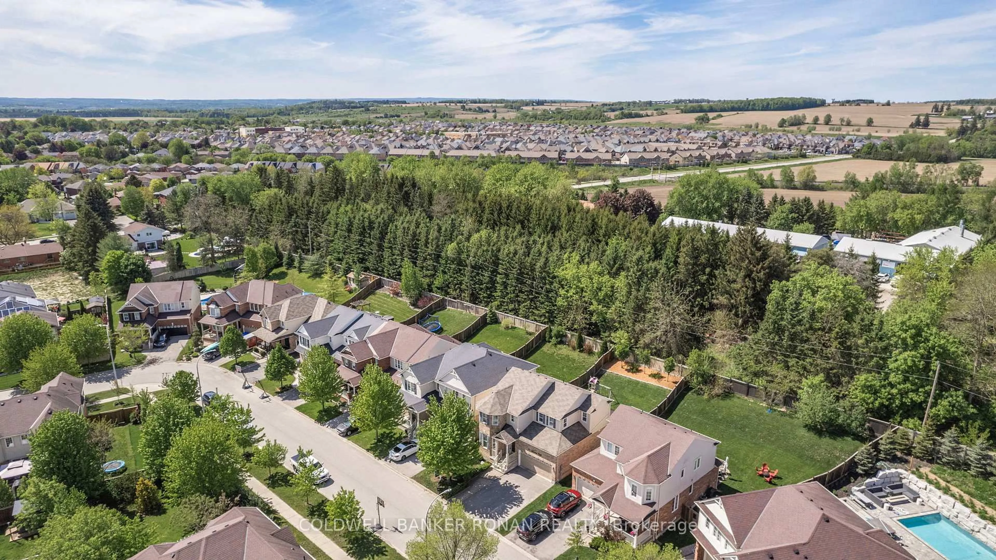 A pic from outside/outdoor area/front of a property/back of a property/a pic from drone, unknown for 21 Mooney Tr, New Tecumseth Ontario L9R 0J4