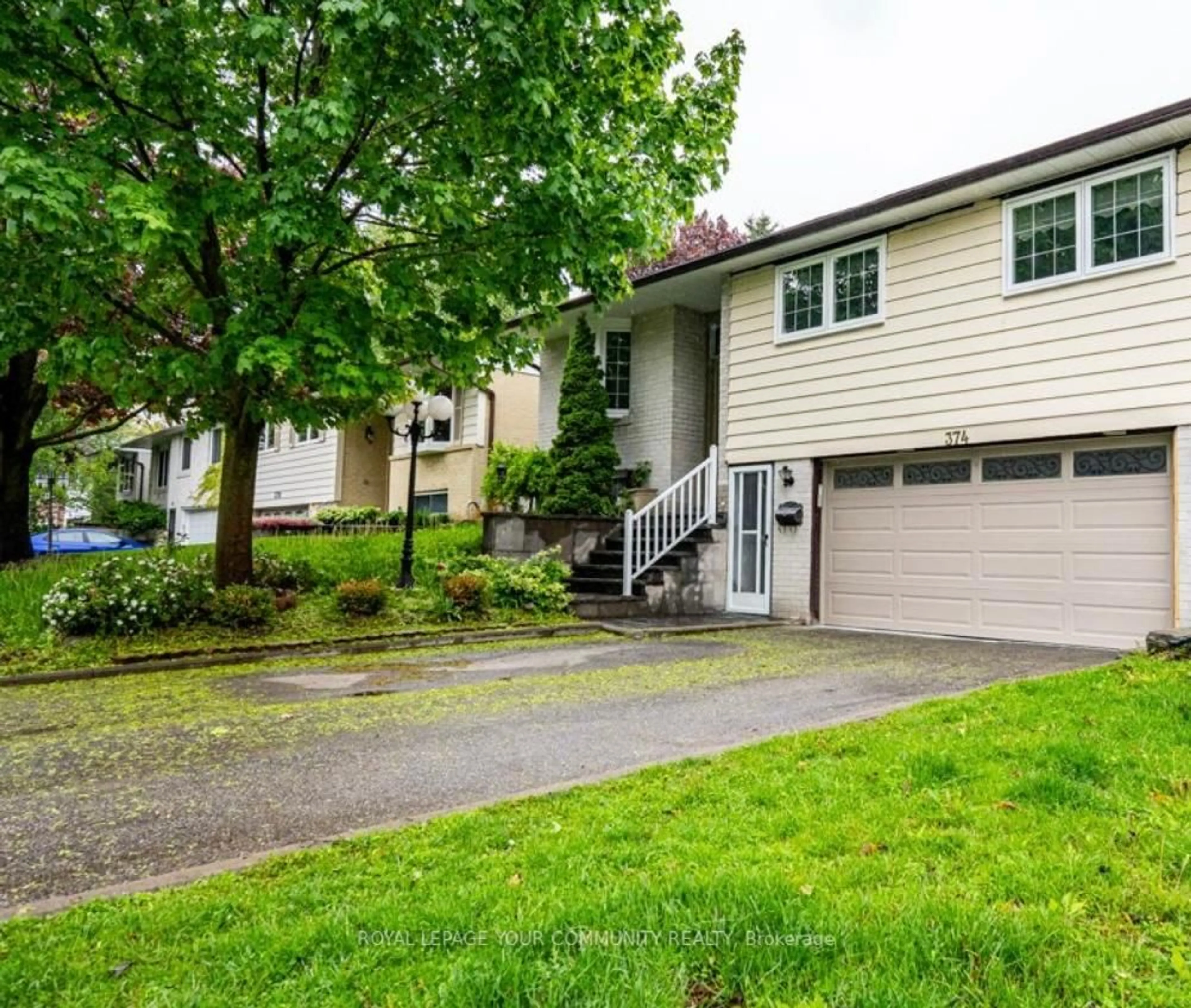 Home with vinyl exterior material, street for 374 Borden Ave, Newmarket Ontario L3Y 5B9
