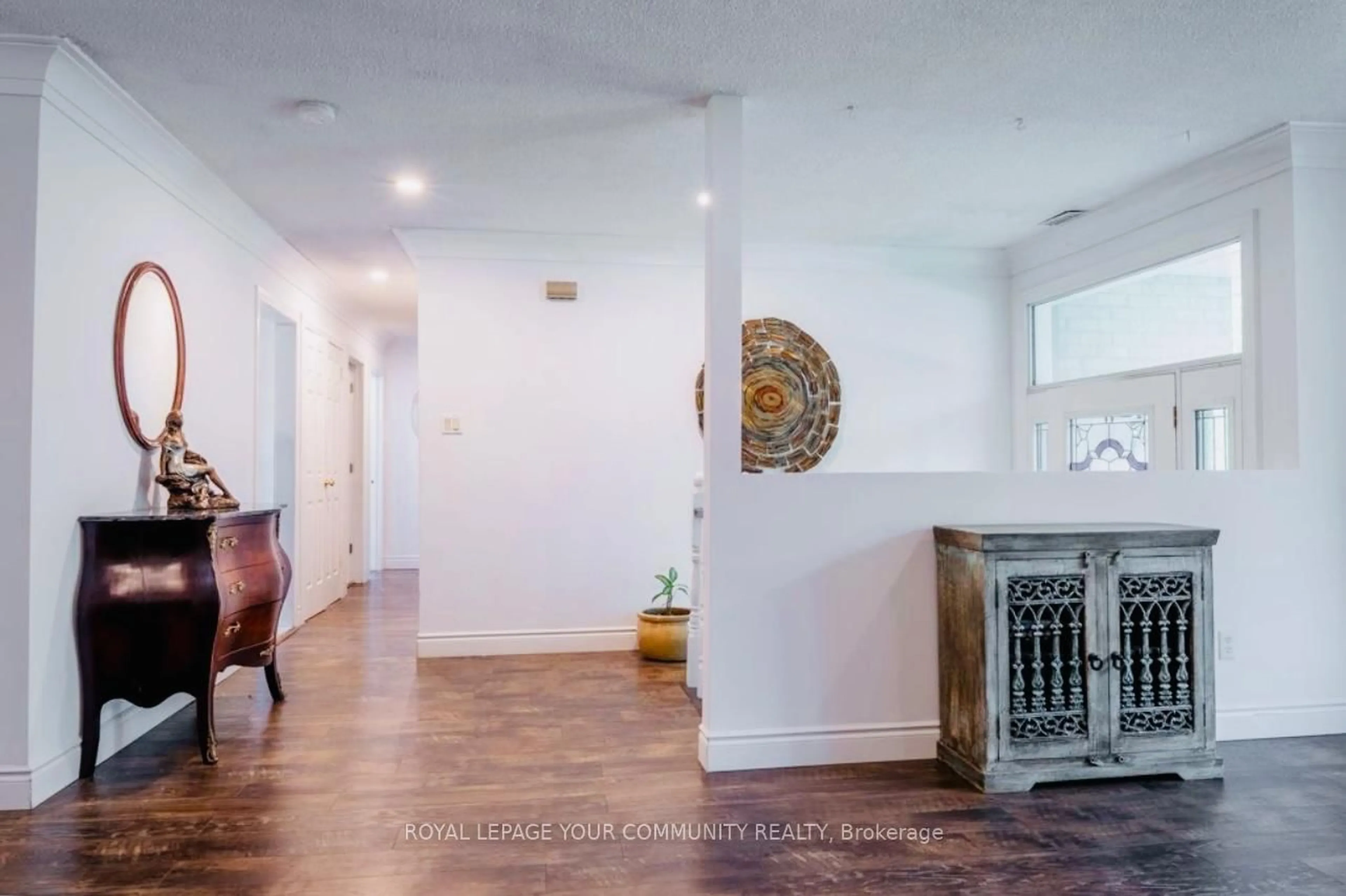 Indoor foyer for 374 Borden Ave, Newmarket Ontario L3Y 5B9