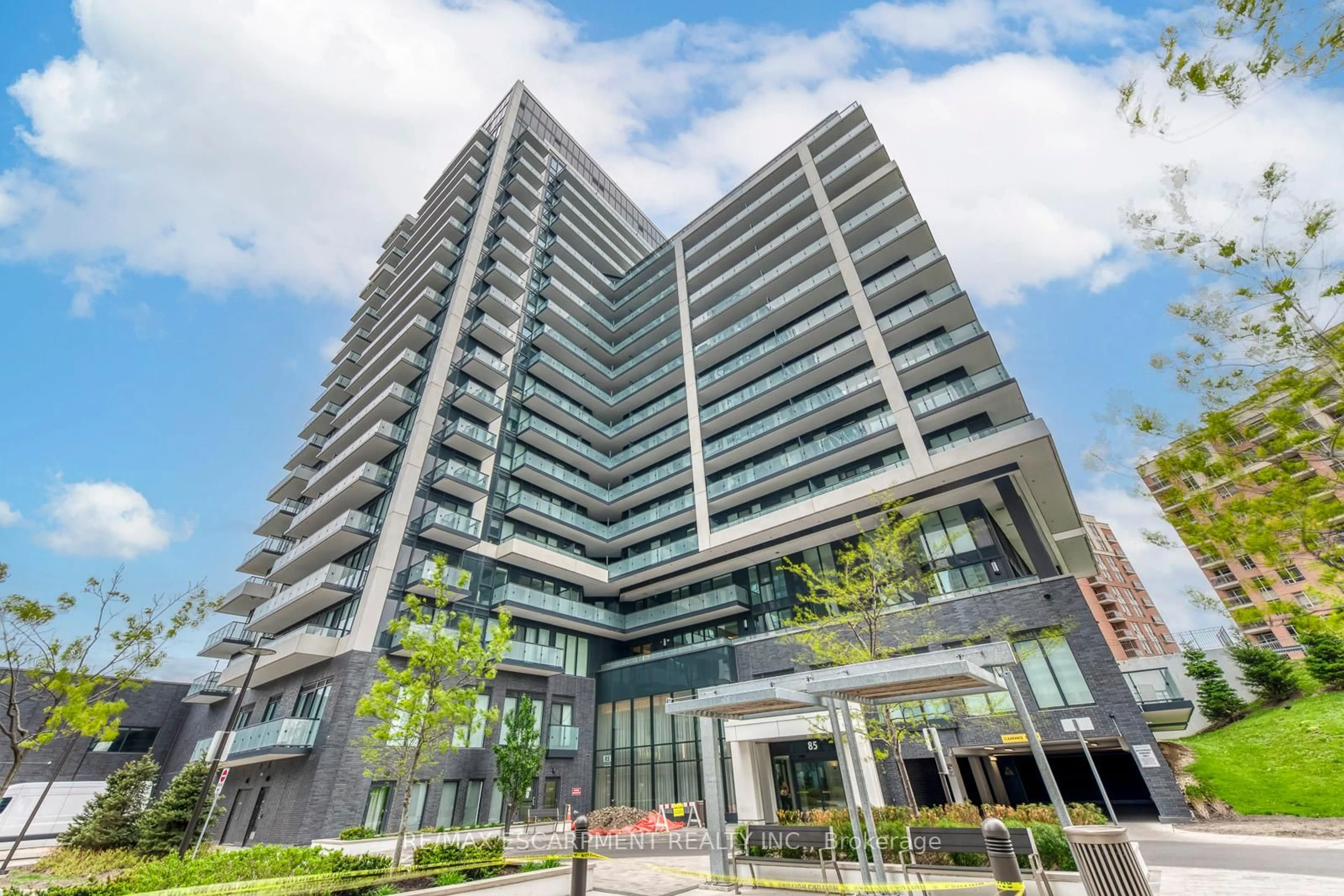 Indoor foyer for 85 Oneida Cres #1705, Richmond Hill Ontario L4B 0H4