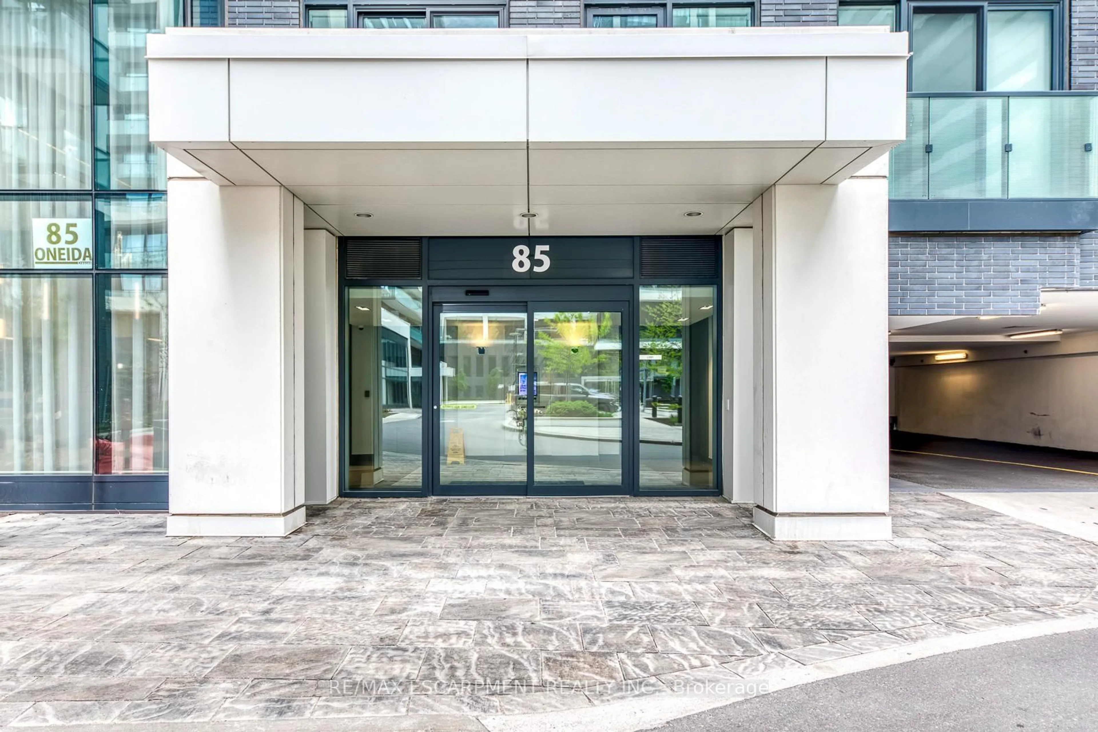 Indoor foyer for 85 Oneida Cres #1705, Richmond Hill Ontario L4B 0H4