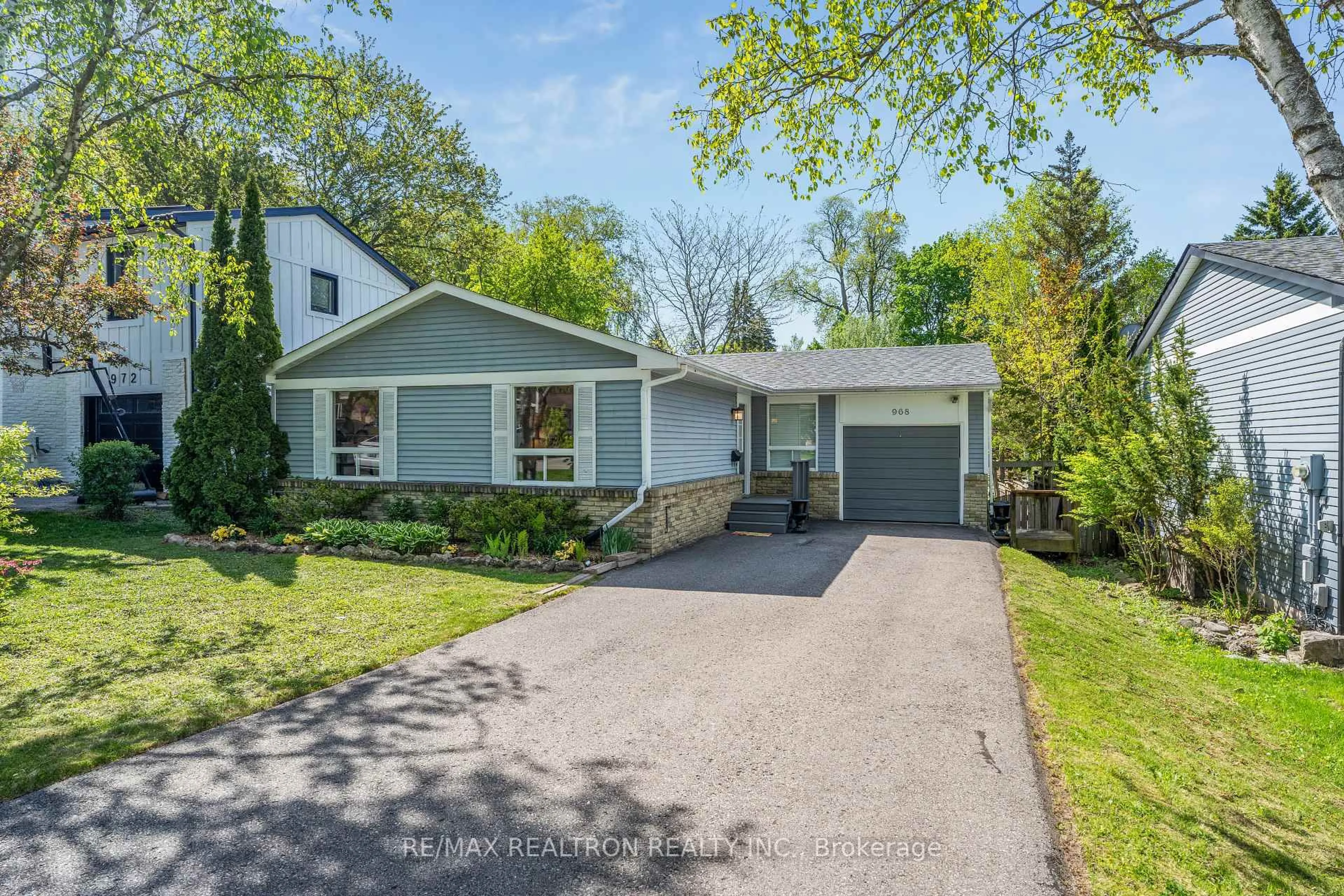 Home with vinyl exterior material, street for 968 Jacarandah Dr, Newmarket Ontario L3Y 5K5
