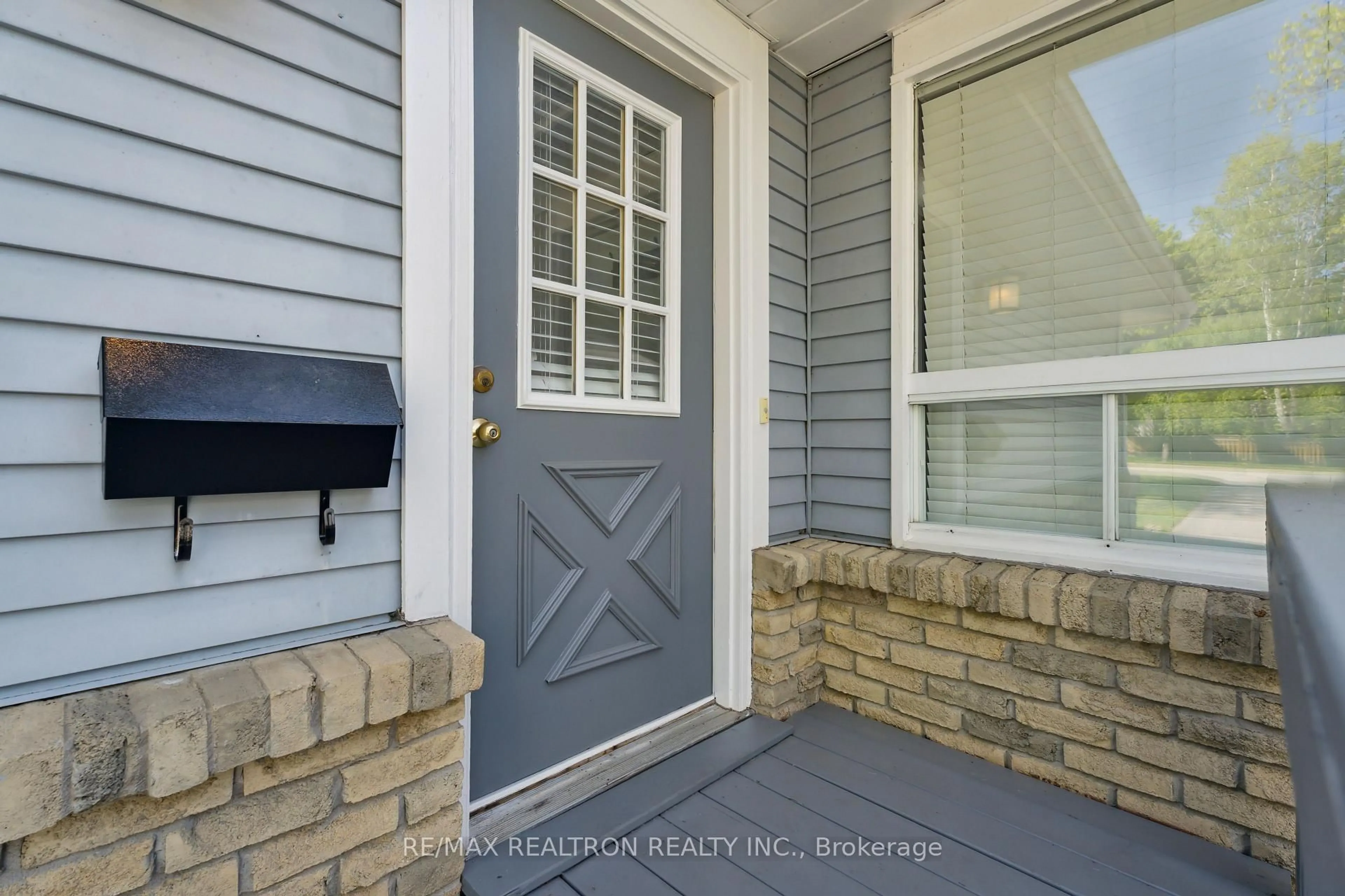 Indoor entryway for 968 Jacarandah Dr, Newmarket Ontario L3Y 5K5