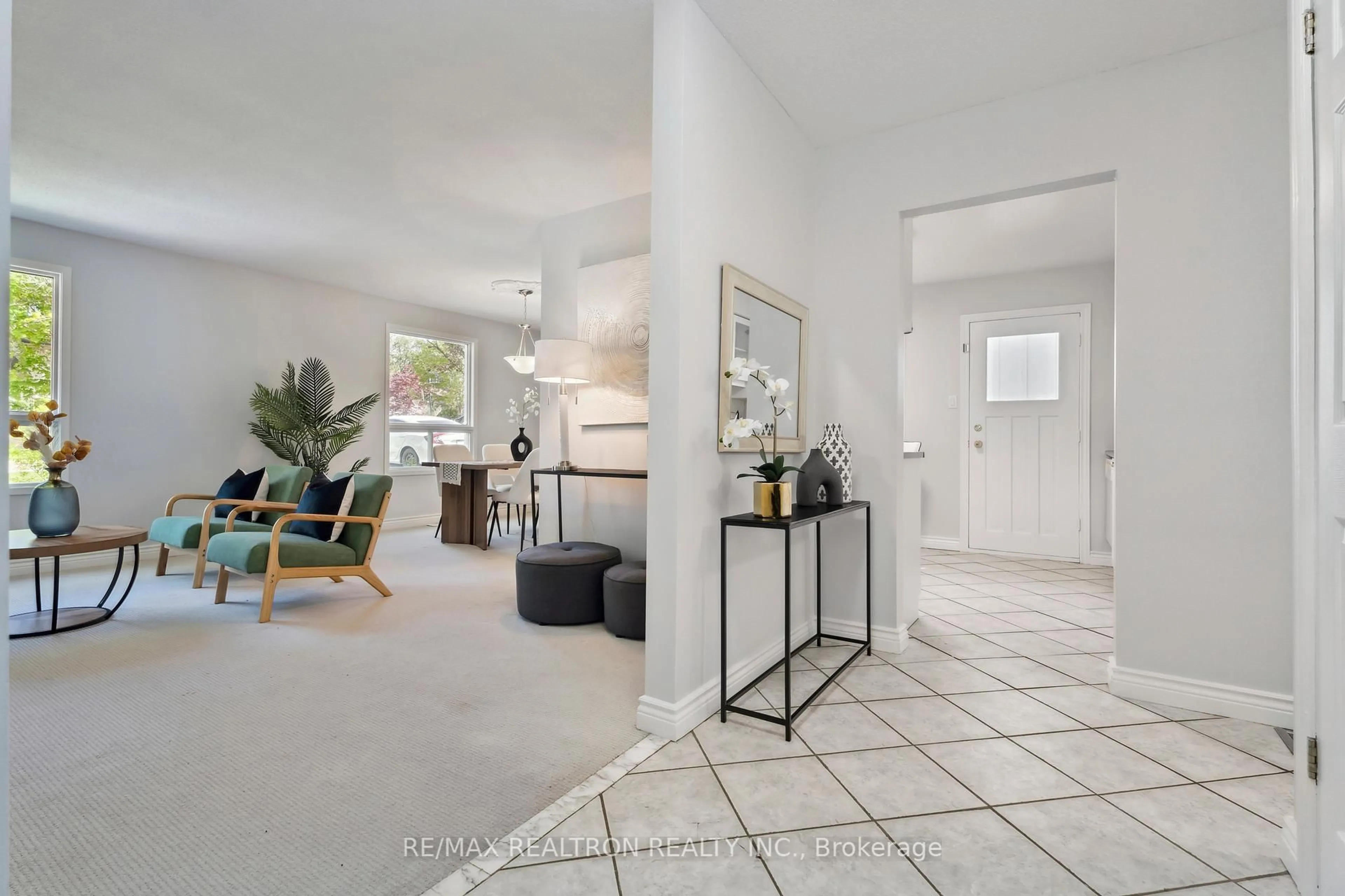 Indoor entryway for 968 Jacarandah Dr, Newmarket Ontario L3Y 5K5
