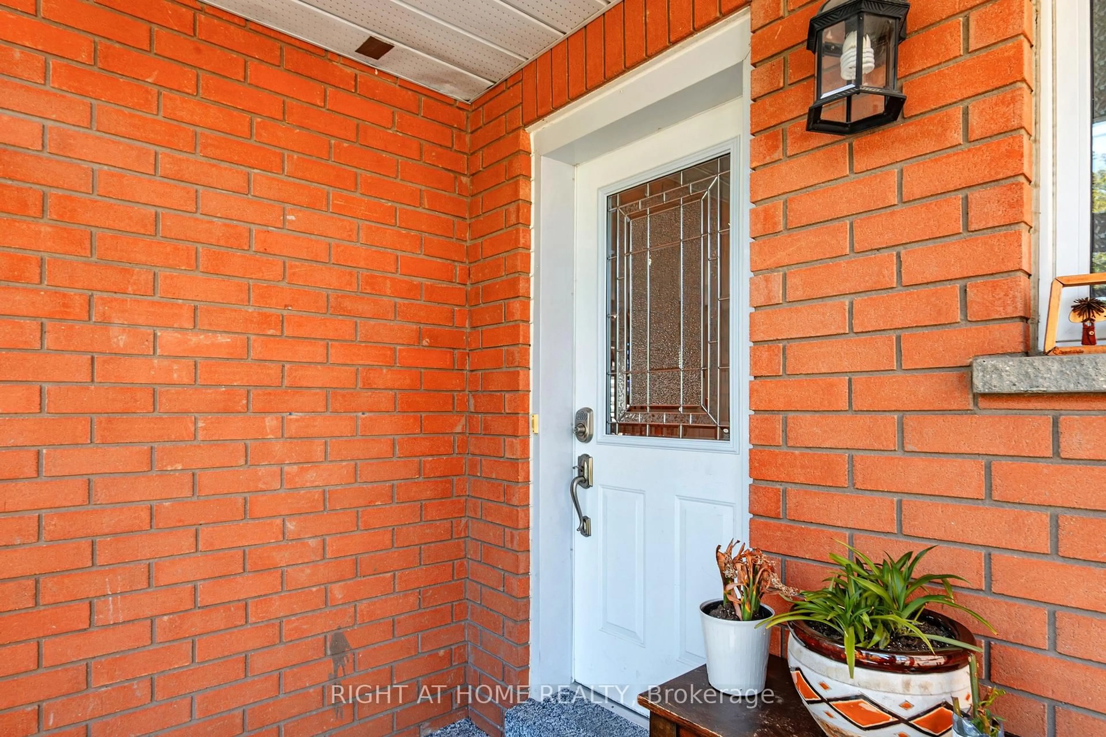 Indoor entryway for 805 Stonehaven Ave, Newmarket Ontario L3X 2K3