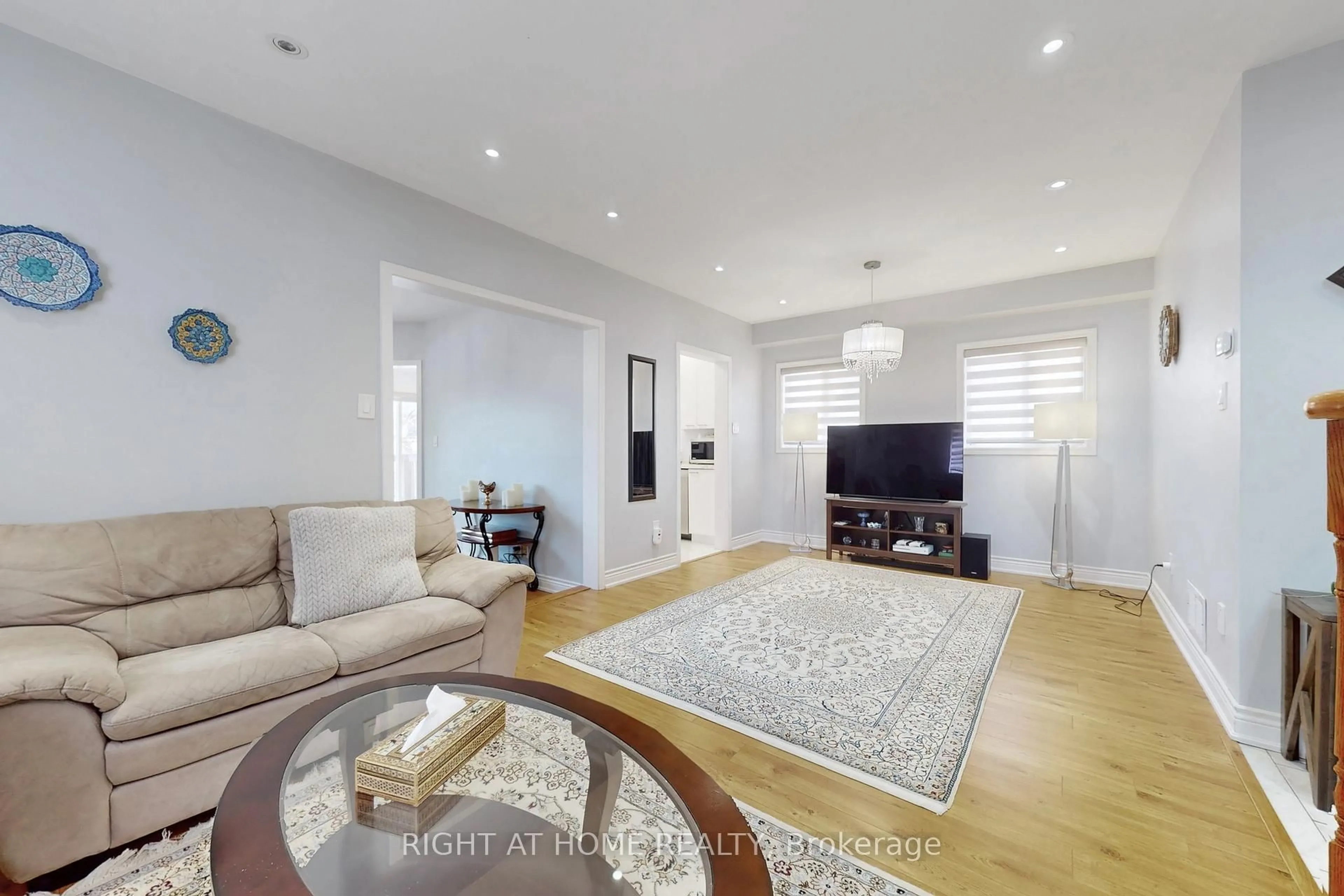 Living room with furniture, unknown for 805 Stonehaven Ave, Newmarket Ontario L3X 2K3