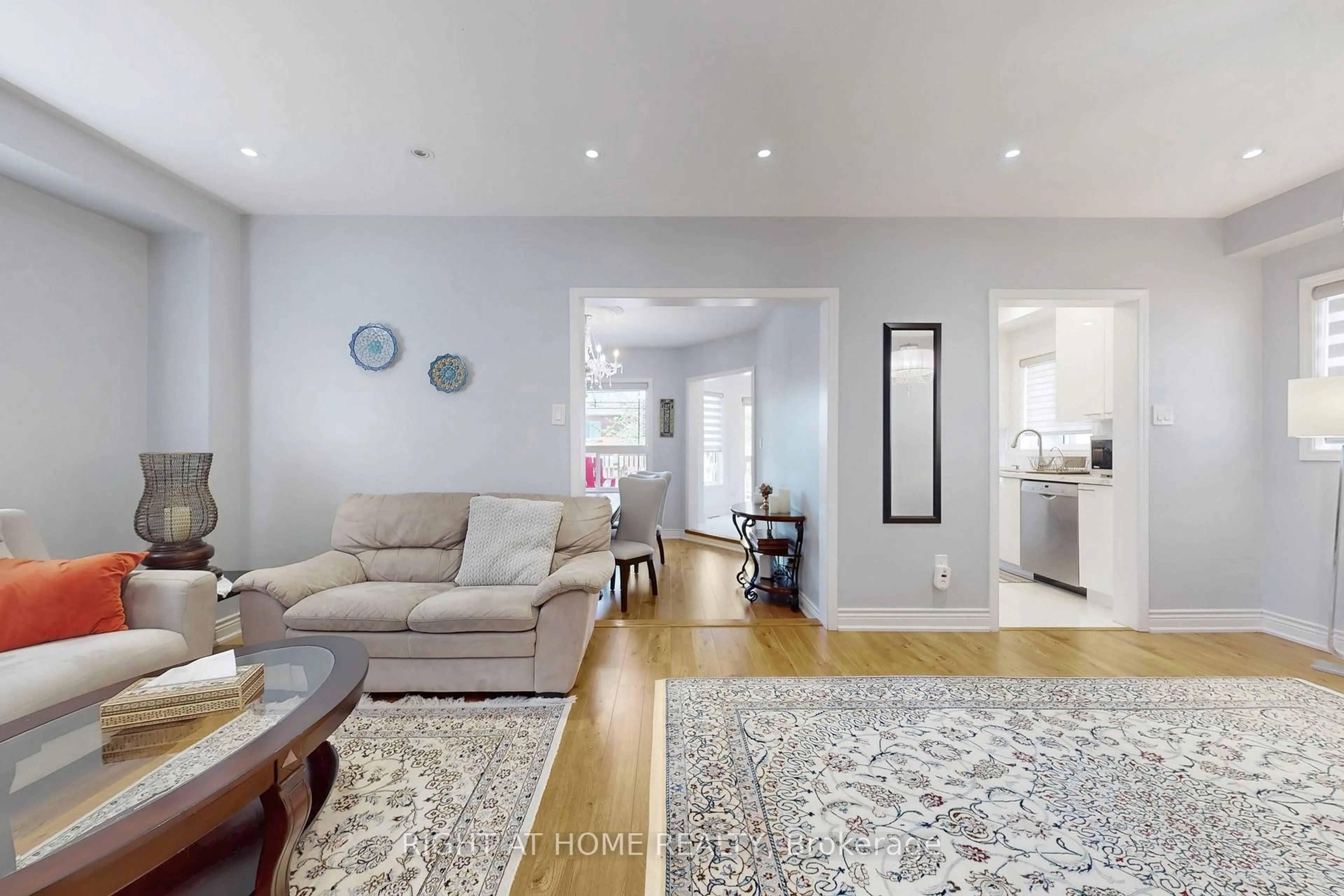 Living room with furniture, unknown for 805 Stonehaven Ave, Newmarket Ontario L3X 2K3