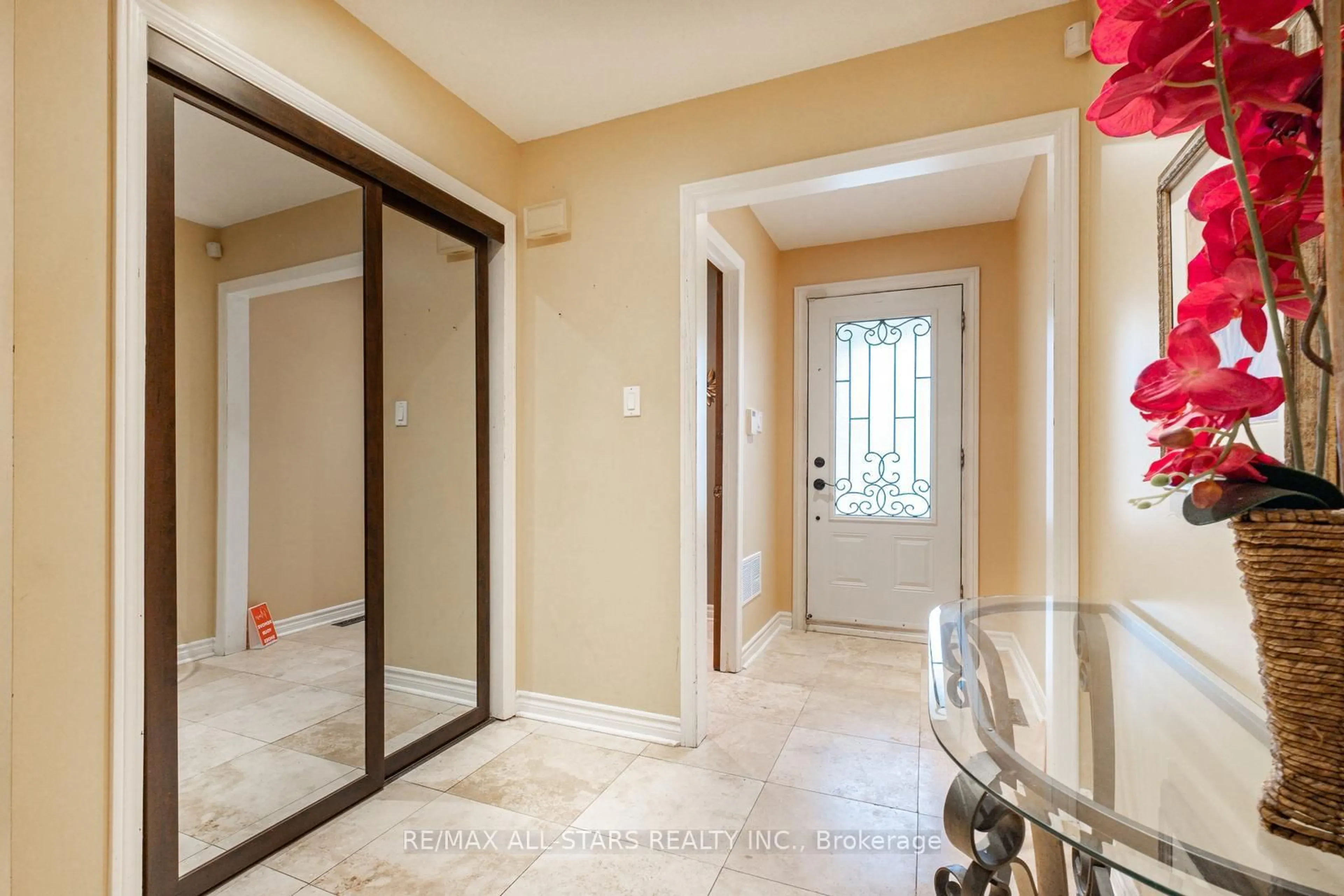 Indoor entryway for 164 Major Buttons Dr, Markham Ontario L3P 3X6