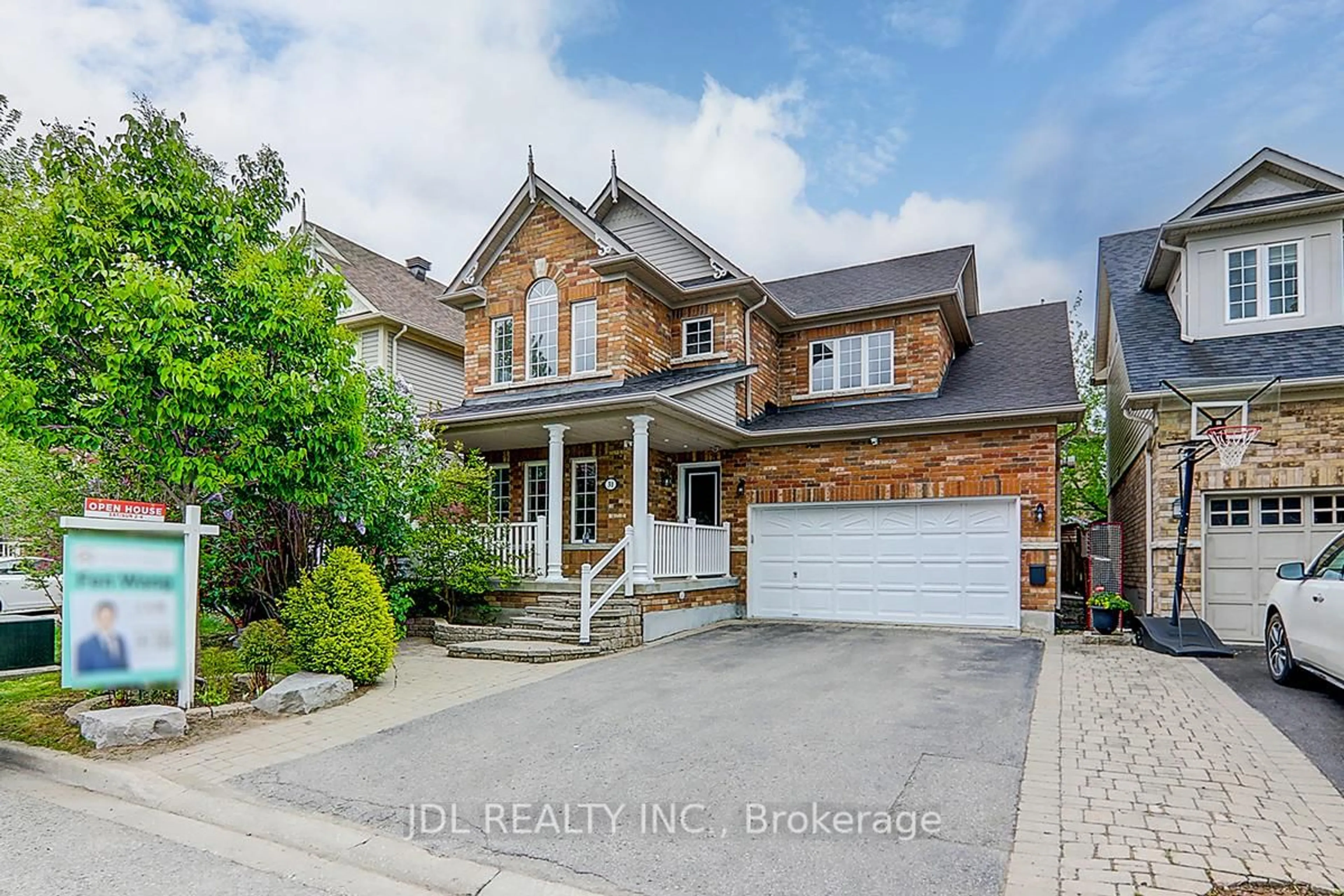 Home with brick exterior material, street for 31 Chippingwood Manr, Aurora Ontario L4G 7R4
