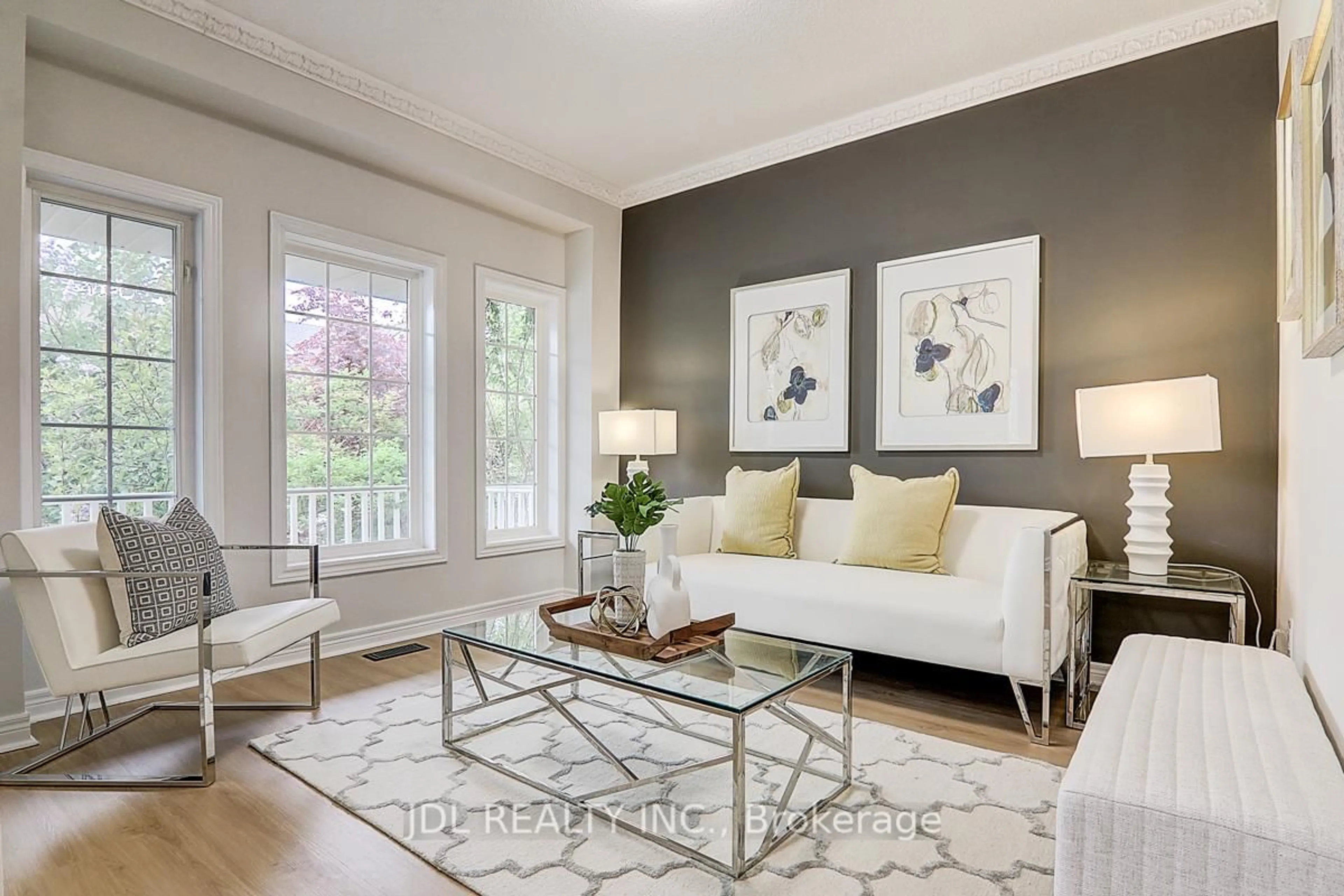 Living room with furniture, unknown for 31 Chippingwood Manr, Aurora Ontario L4G 7R4