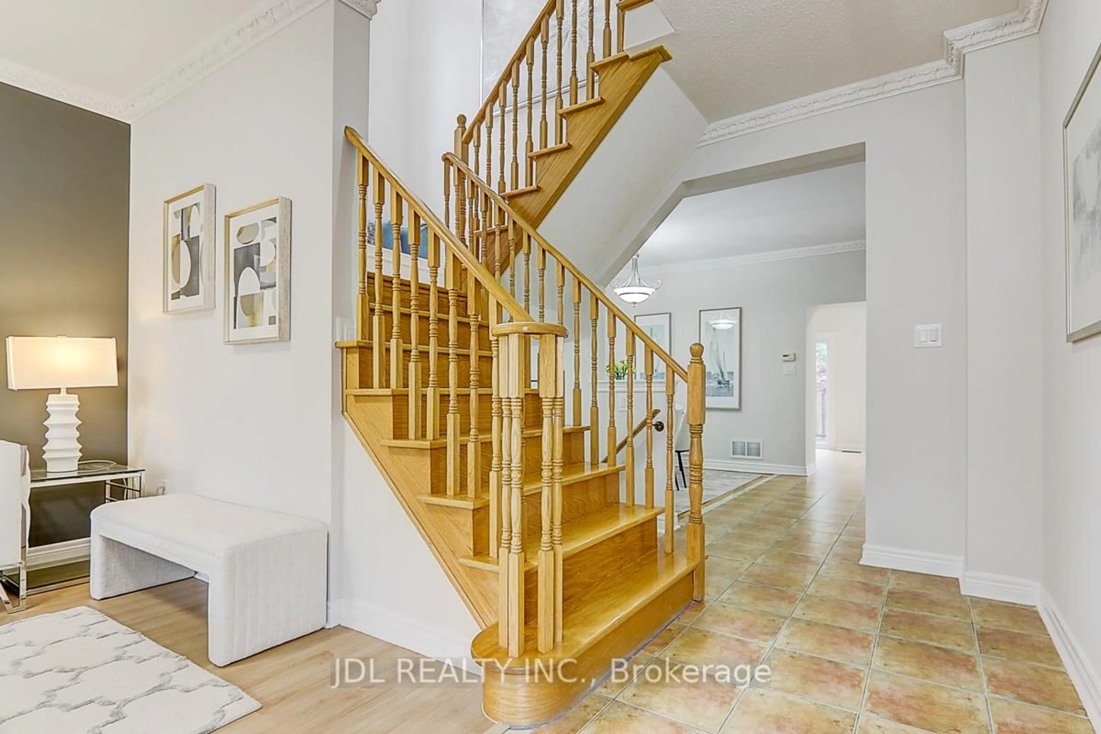 Stairs for 31 Chippingwood Manr, Aurora Ontario L4G 7R4
