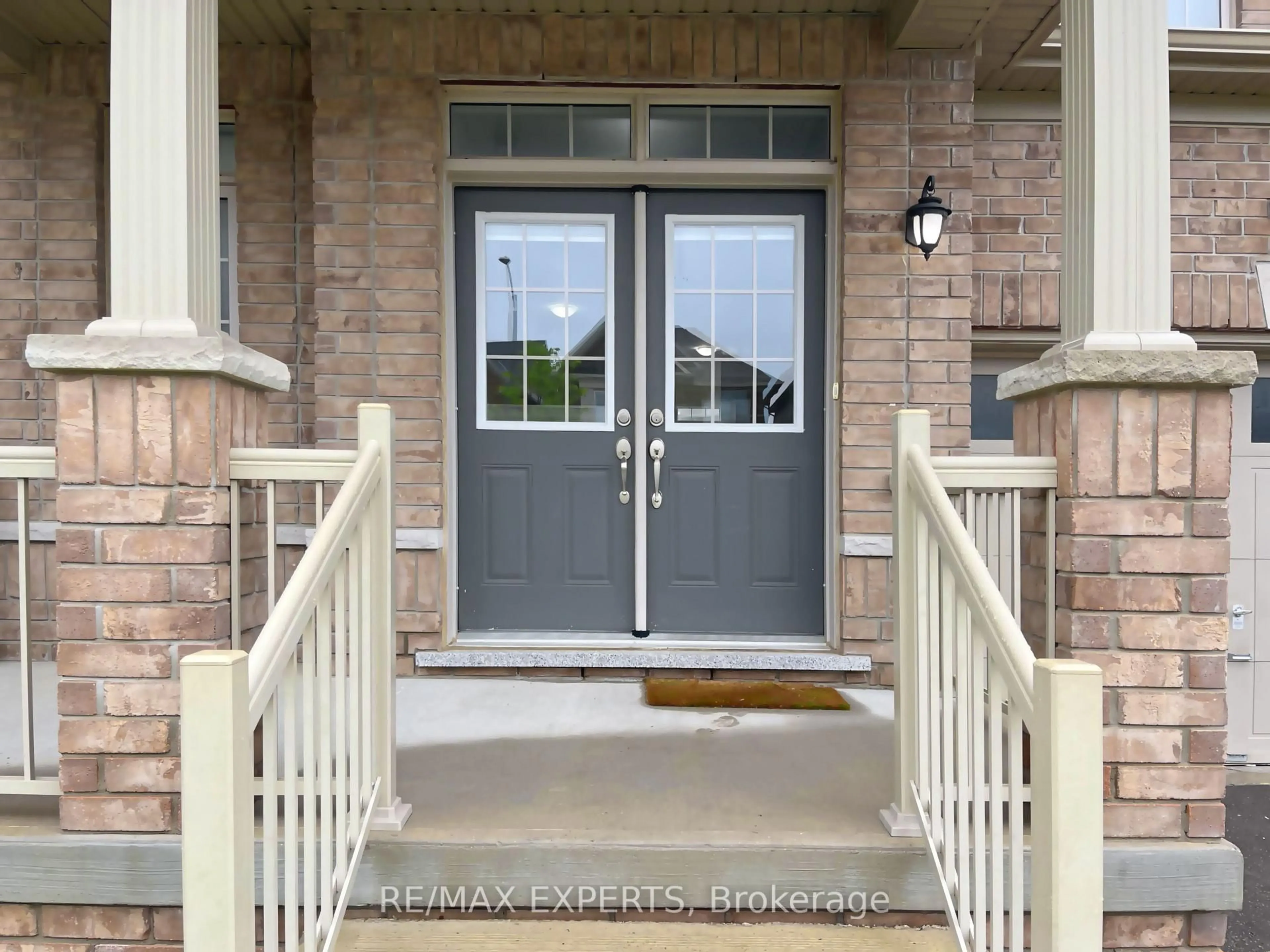 Indoor entryway for 2217 Lozenby St, Innisfil Ontario L9S 0M9