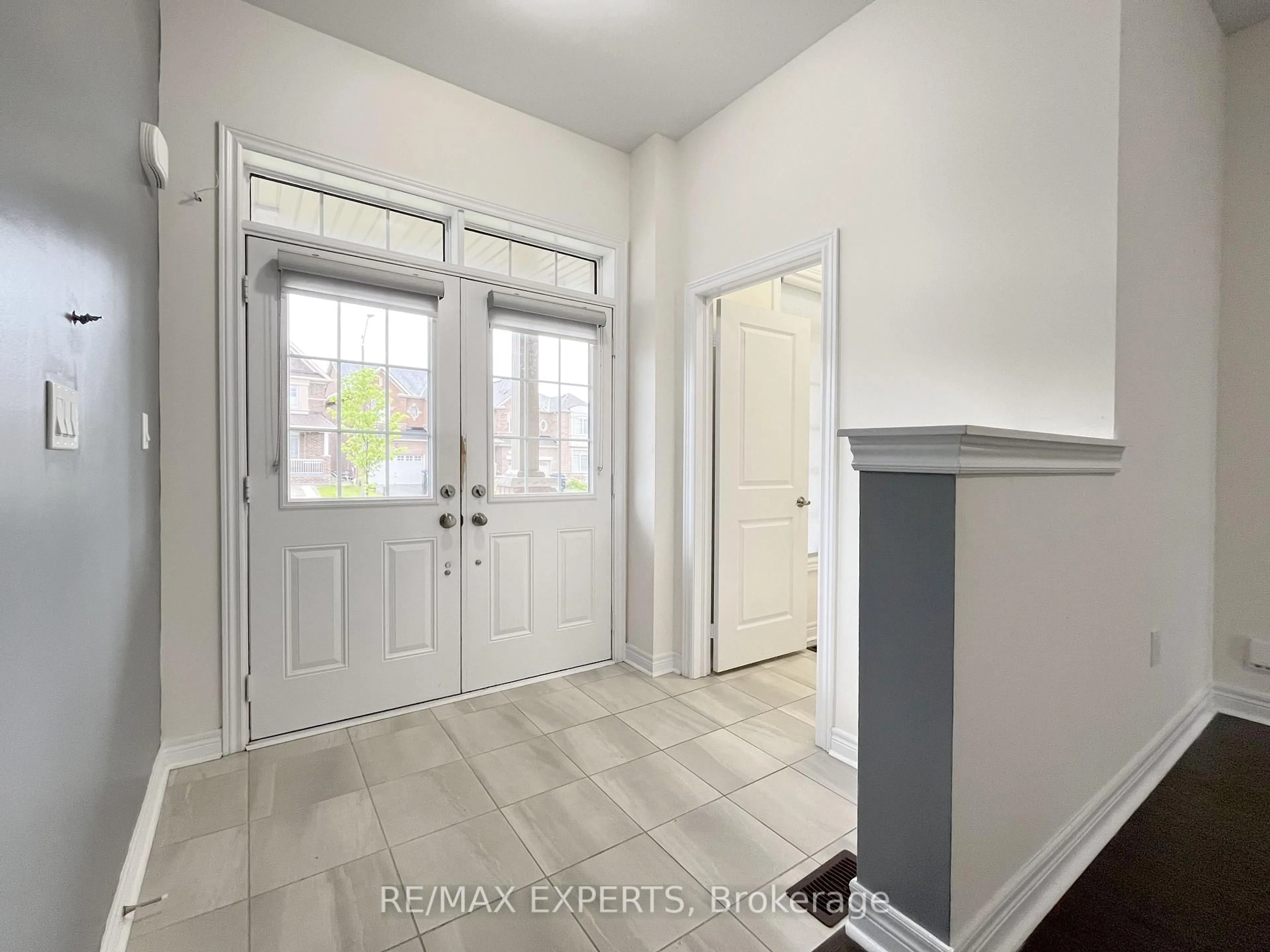 Indoor entryway for 2217 Lozenby St, Innisfil Ontario L9S 0M9