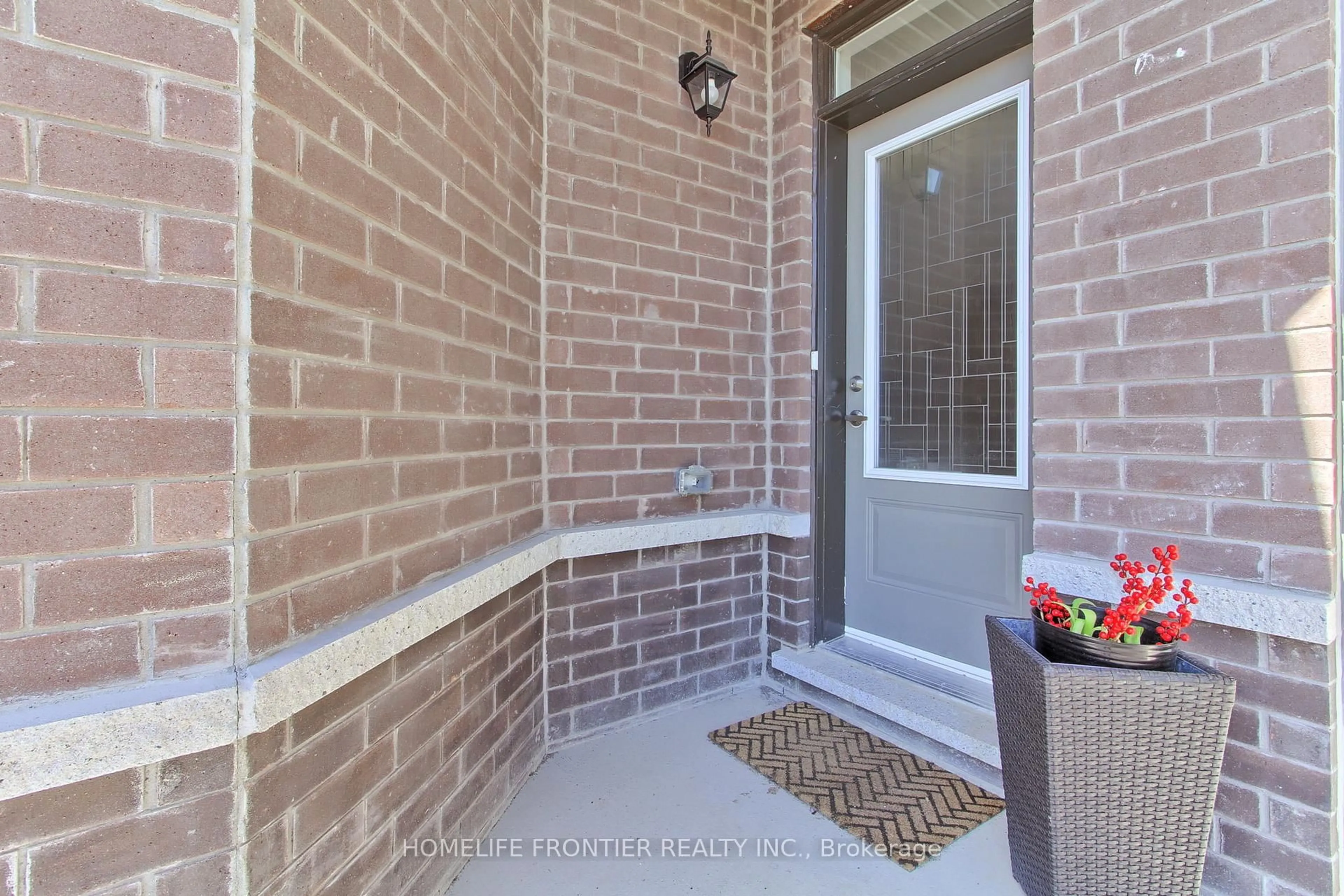 Indoor entryway for 2 Big Canoe Dr, Georgina Ontario L0E 1R0