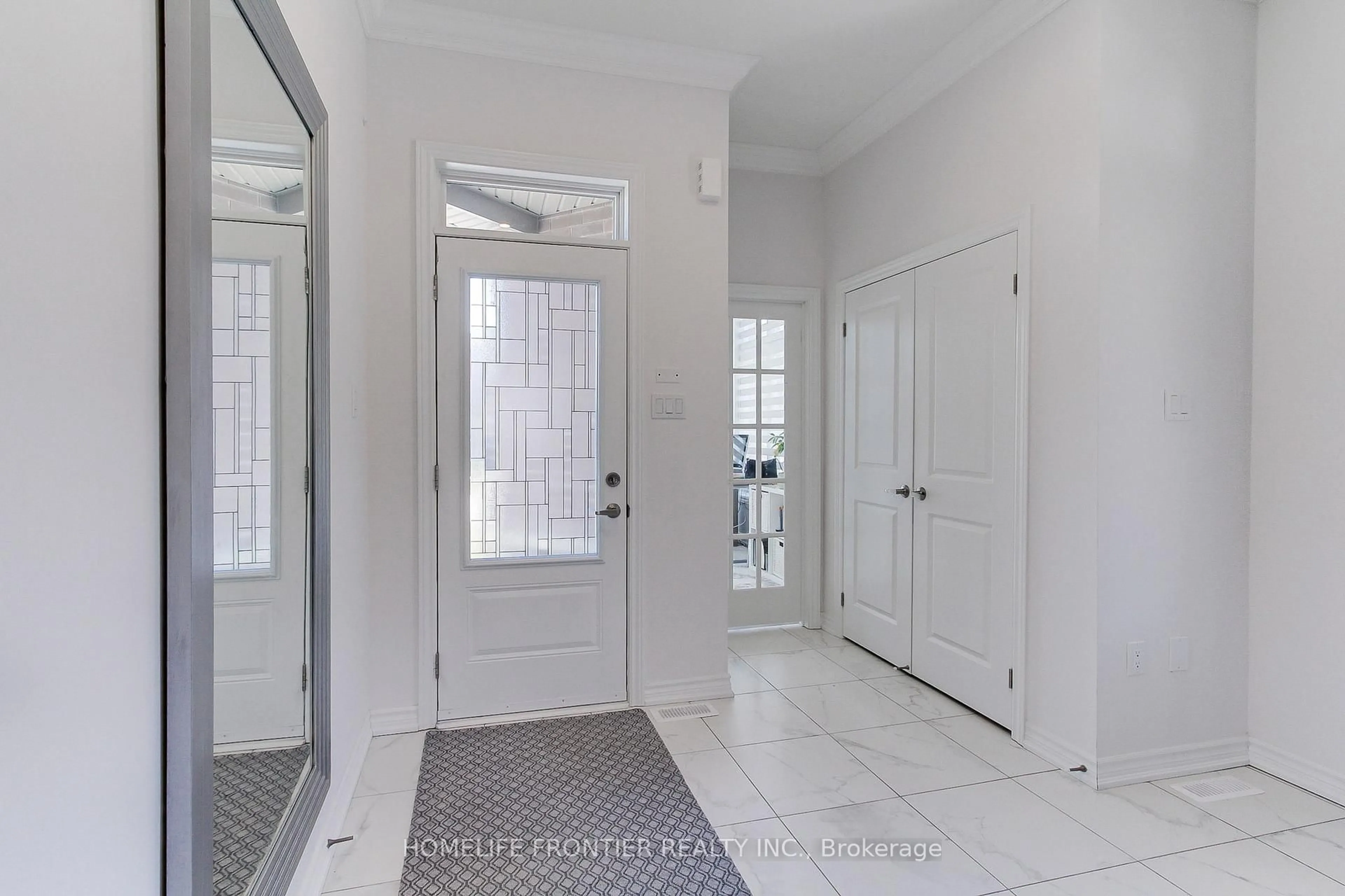 Indoor entryway for 2 Big Canoe Dr, Georgina Ontario L0E 1R0