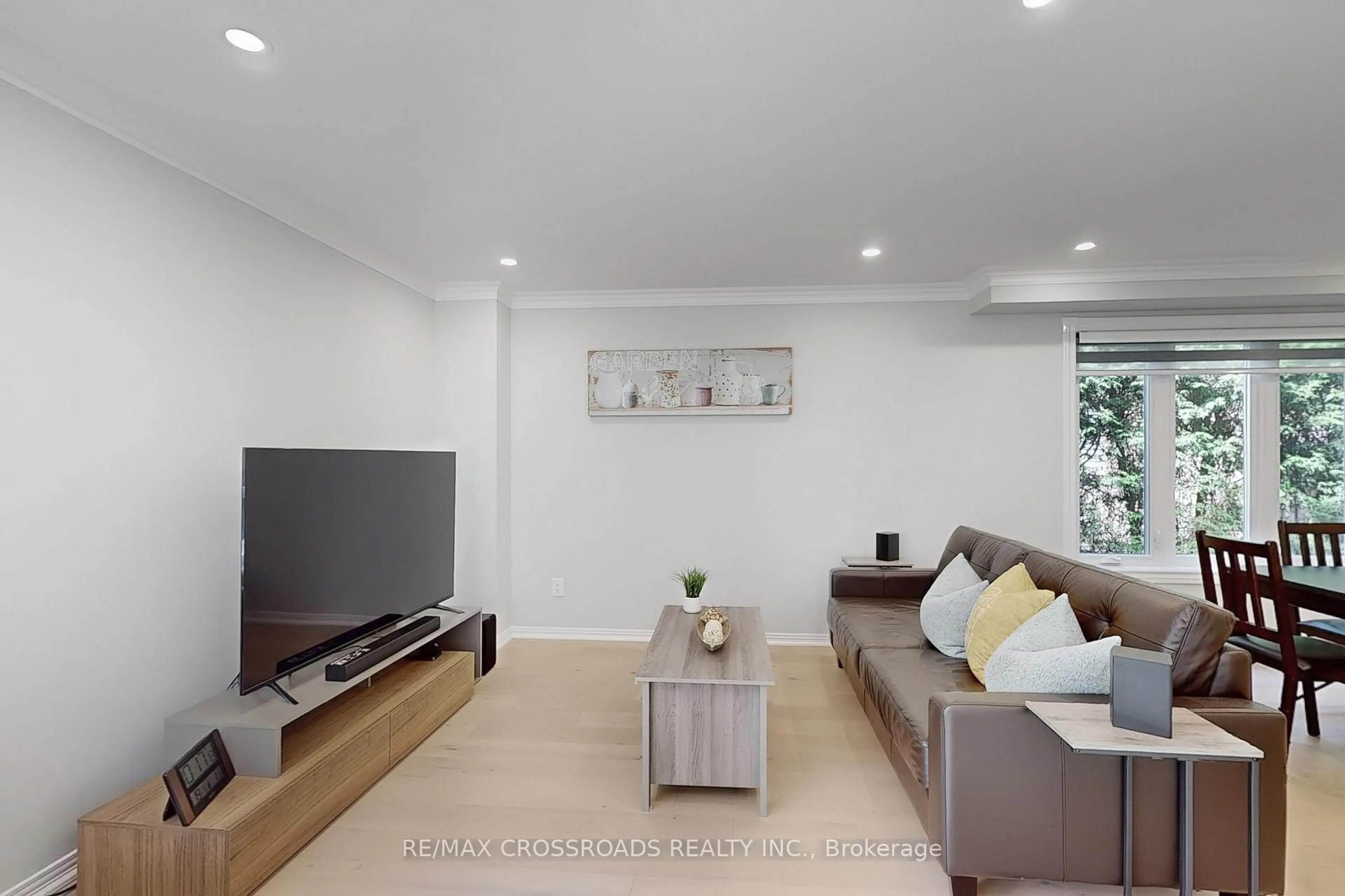 Living room with furniture, unknown for 24 Dalecroft Circ, Markham Ontario L3R 6K2