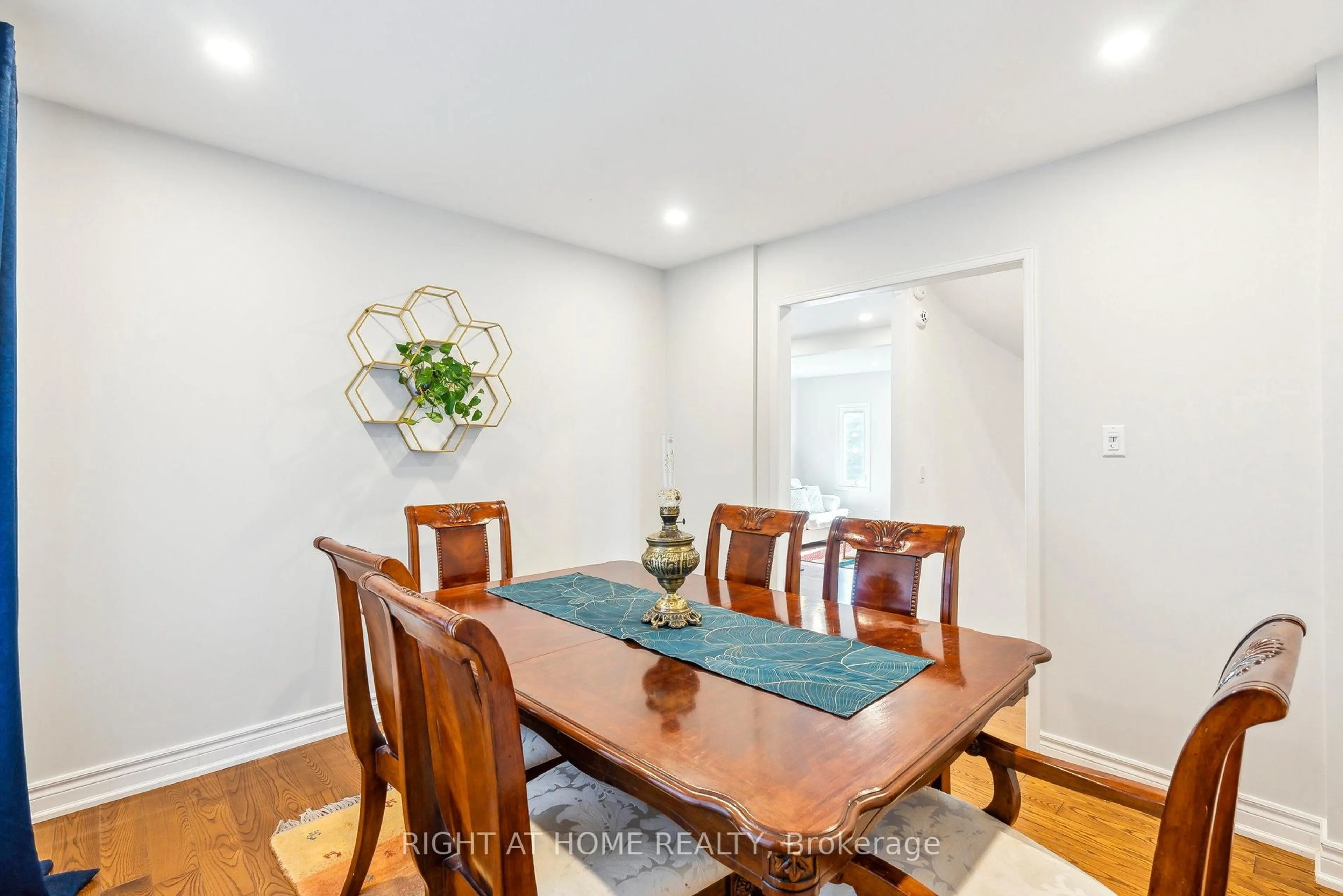 Dining room, wood/laminate floor for 6665 Main St, Whitchurch-Stouffville Ontario L4A 6B3