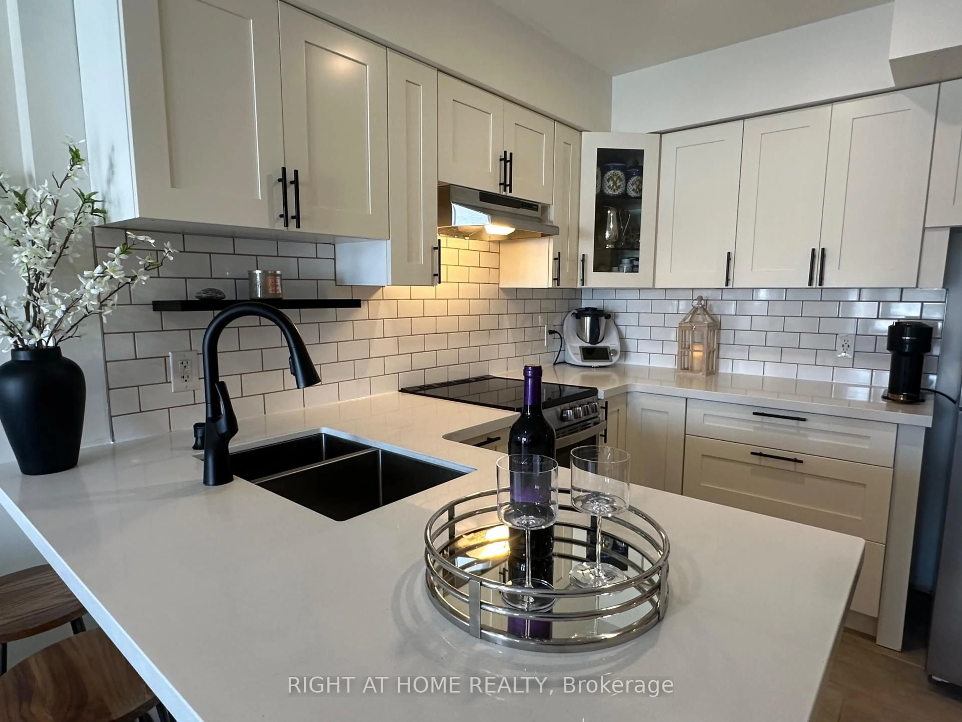 Contemporary kitchen, ceramic/tile floor for 150 Chancery Rd #92, Markham Ontario L6E 0B9