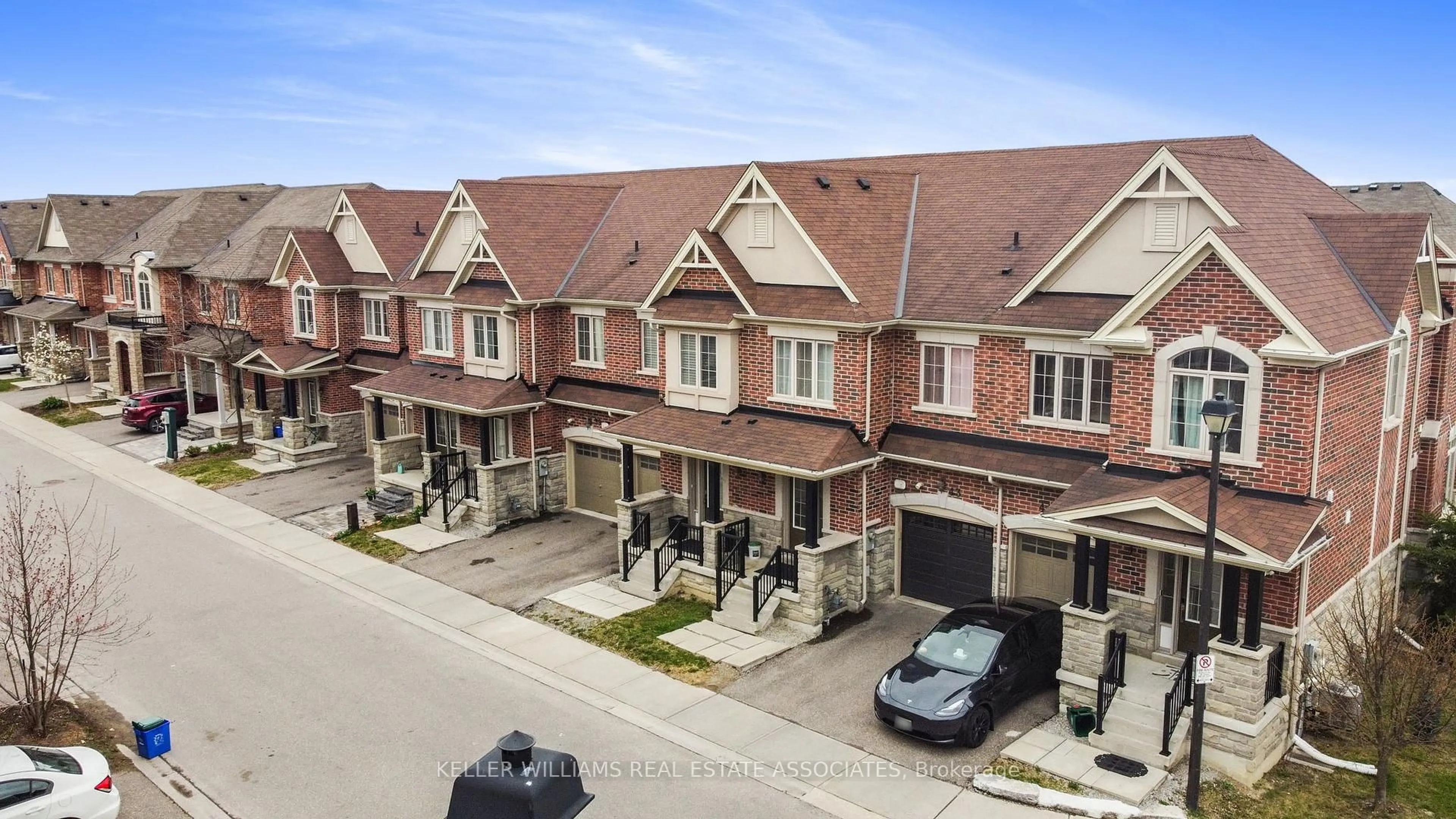A pic from outside/outdoor area/front of a property/back of a property/a pic from drone, street for 41 Mazarine Lane, Richmond Hill Ontario L4S 0G2