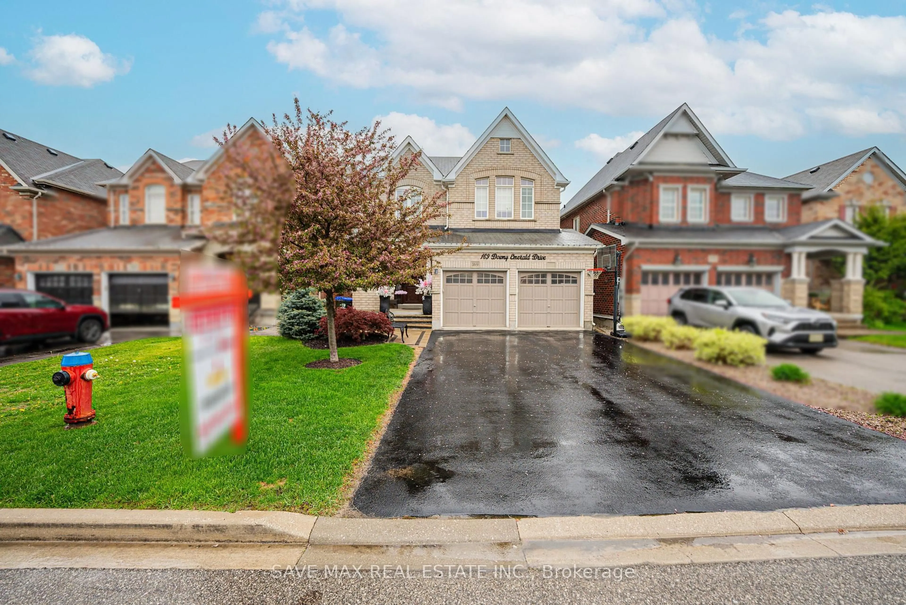 A pic from outside/outdoor area/front of a property/back of a property/a pic from drone, street for 169 Downy Emerald Dr, Bradford West Gwillimbury Ontario L3Z 0E6