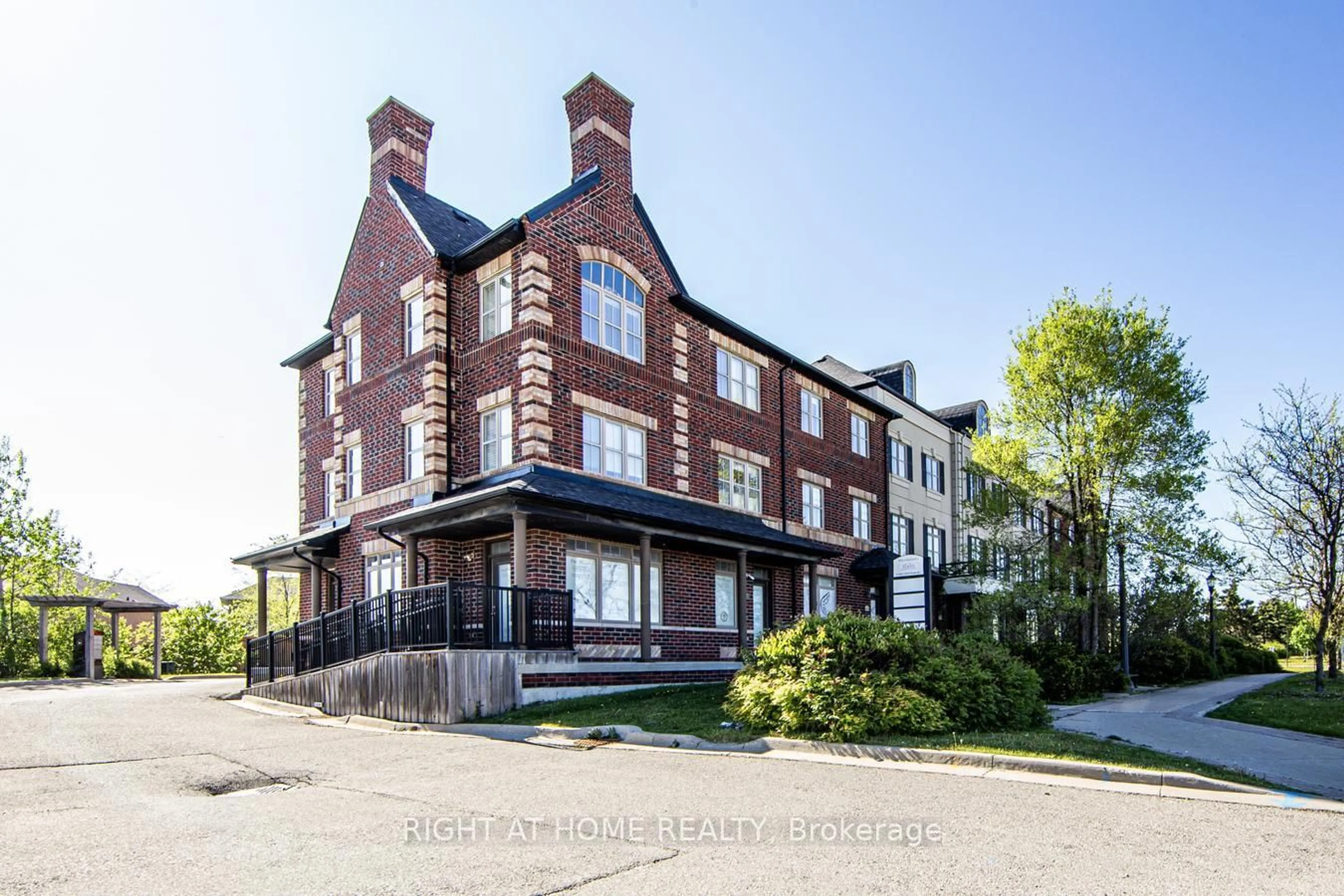 A pic from outside/outdoor area/front of a property/back of a property/a pic from drone, building for 10390 Keele St, Vaughan Ontario L6A 4M9