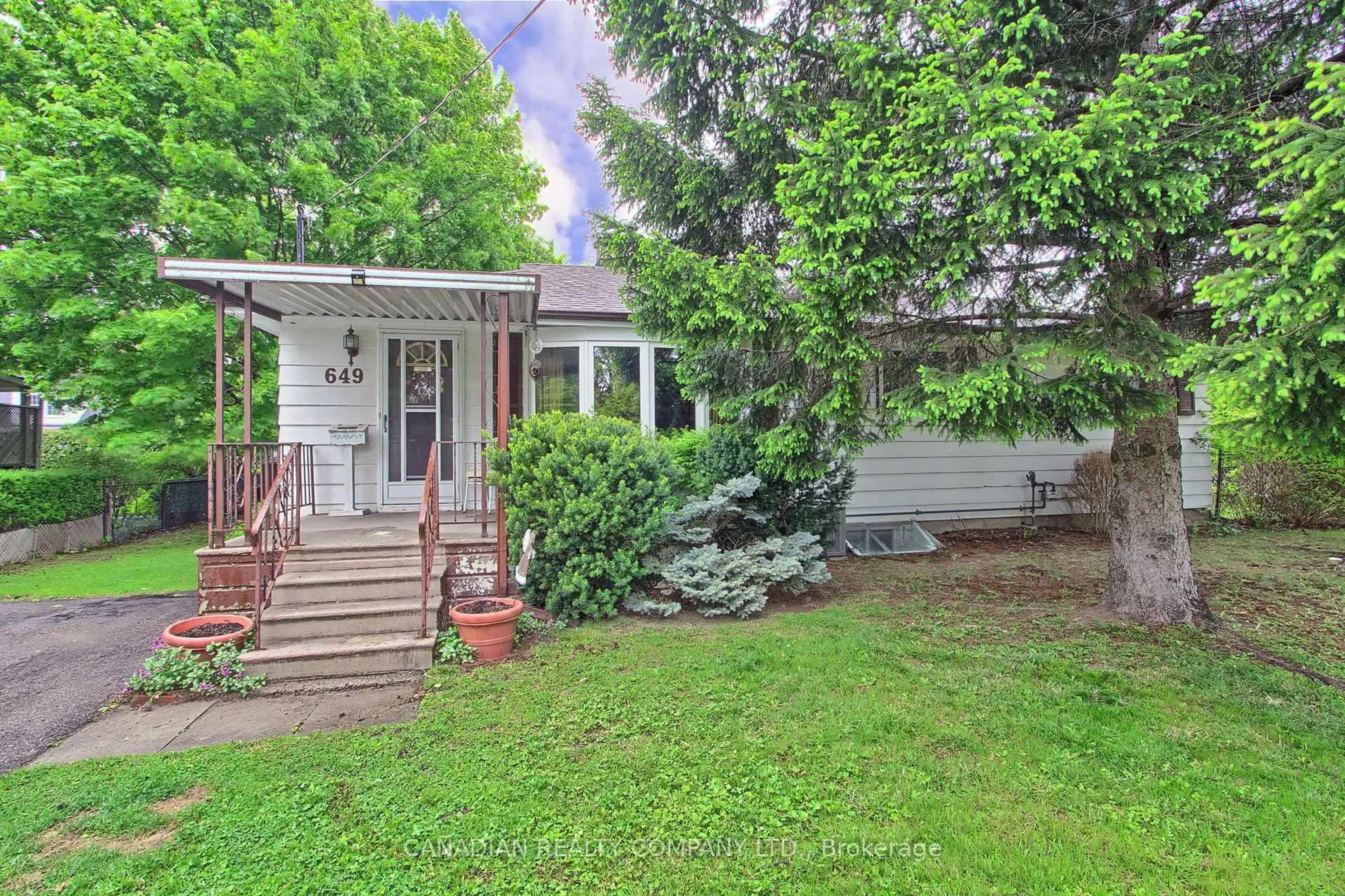 Unknown for 649 Queen's Cres, Newmarket Ontario L3Y 2C5
