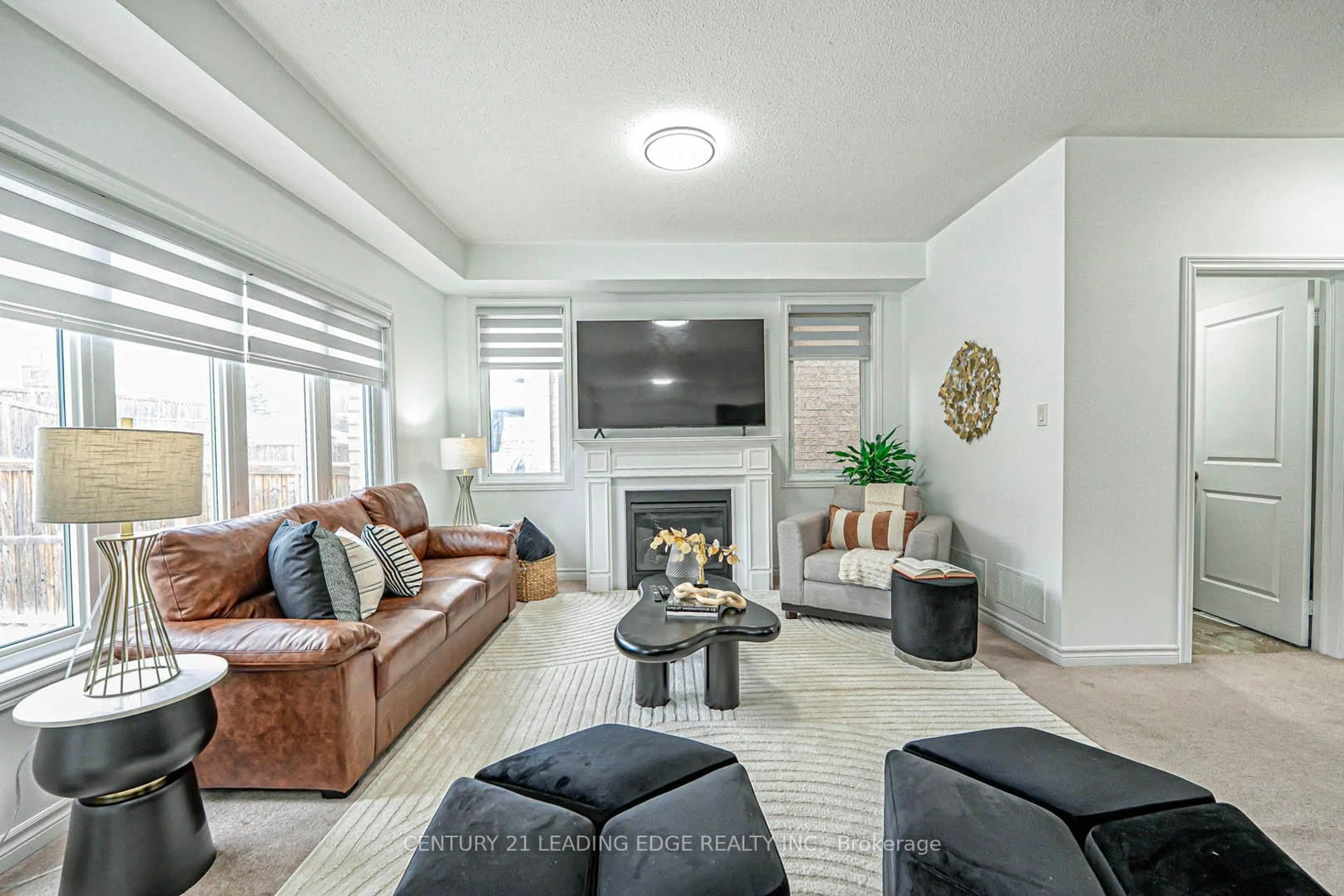 Living room with furniture, unknown for 87 Ridge Gate Cres, East Gwillimbury Ontario L0G 1M0