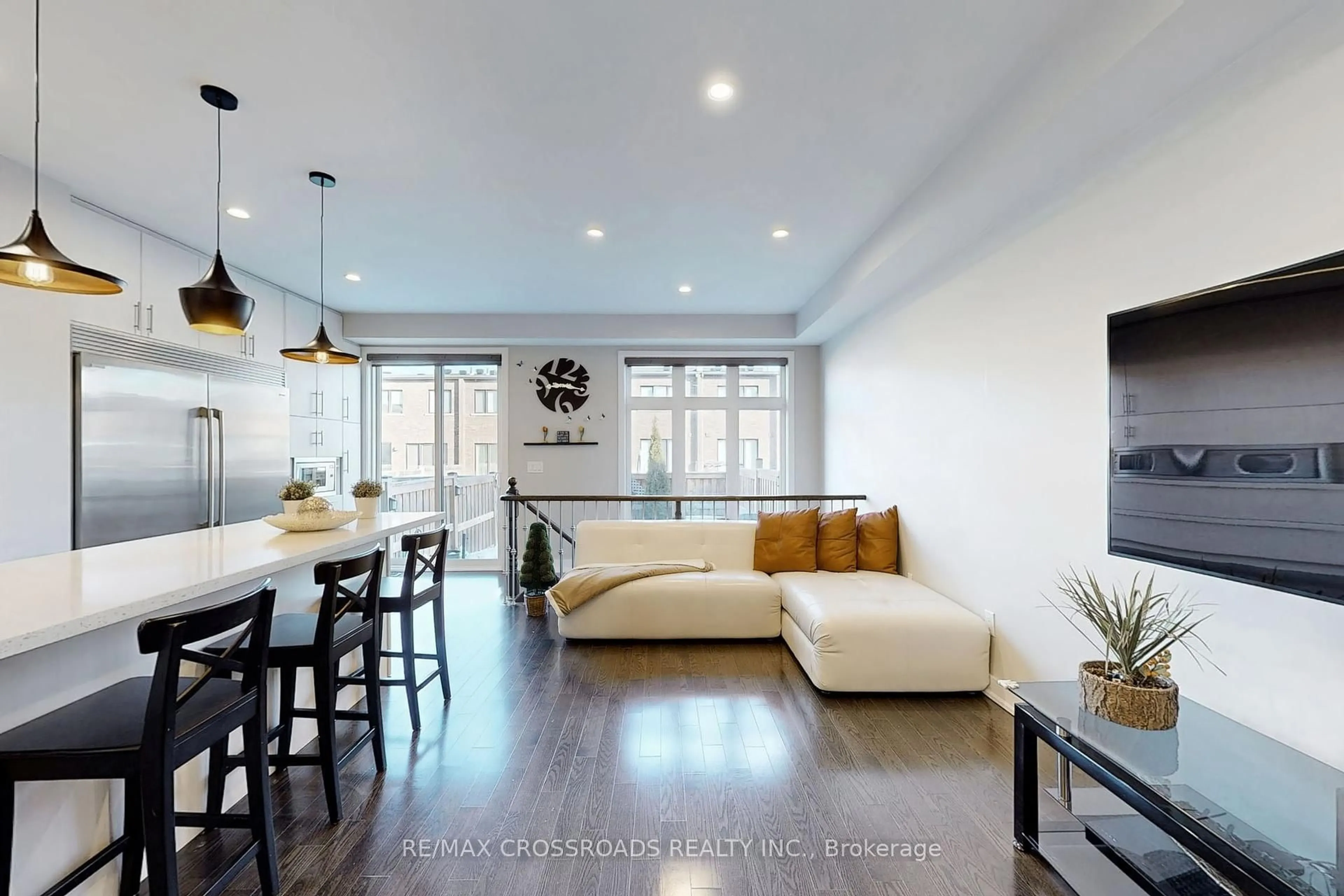 Living room with furniture, wood/laminate floor for 92 Dariole Dr, Richmond Hill Ontario L4E 0Z4