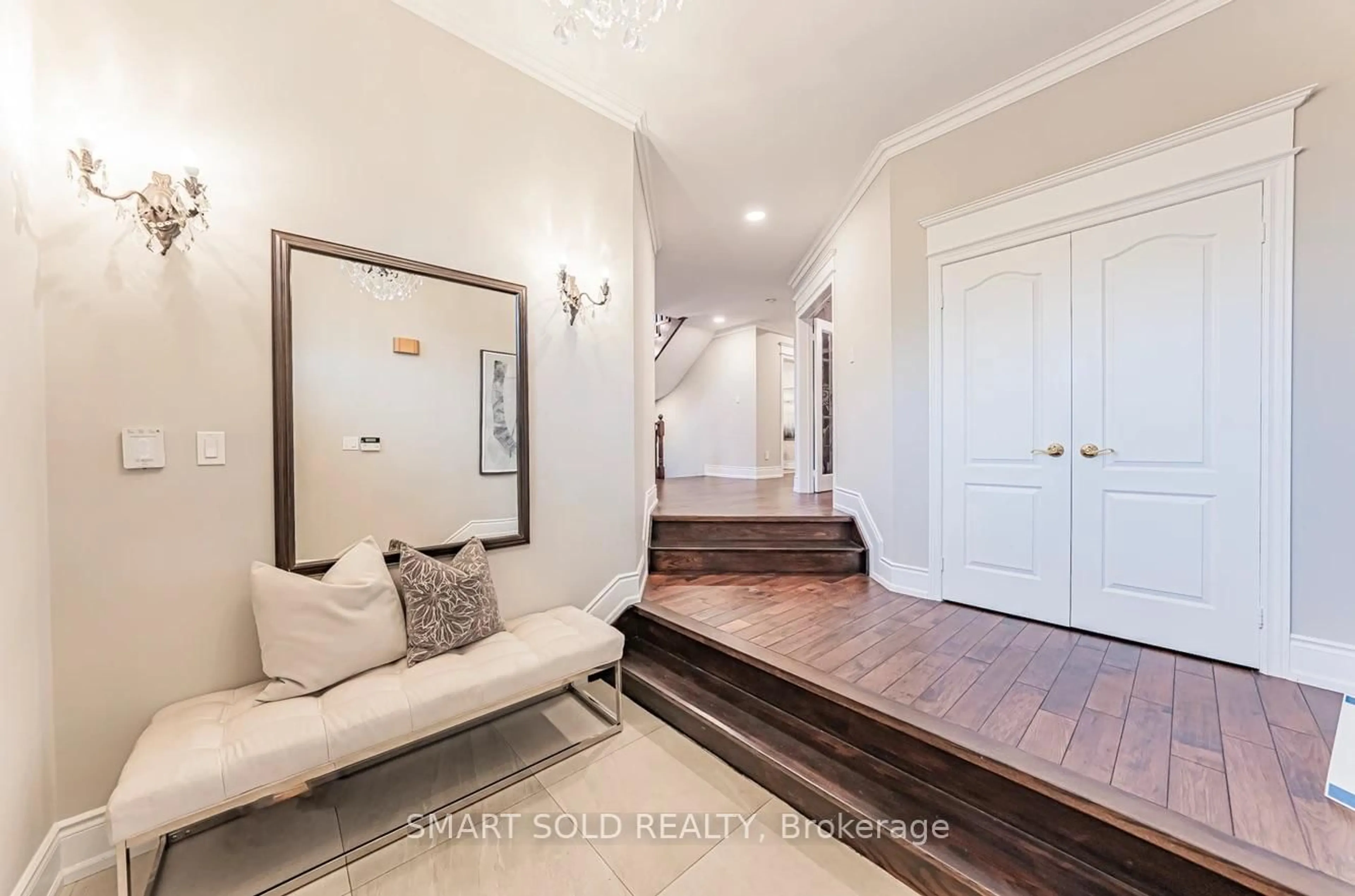 Indoor entryway for 146 Larratt Lane, Richmond Hill Ontario L4C 0E7