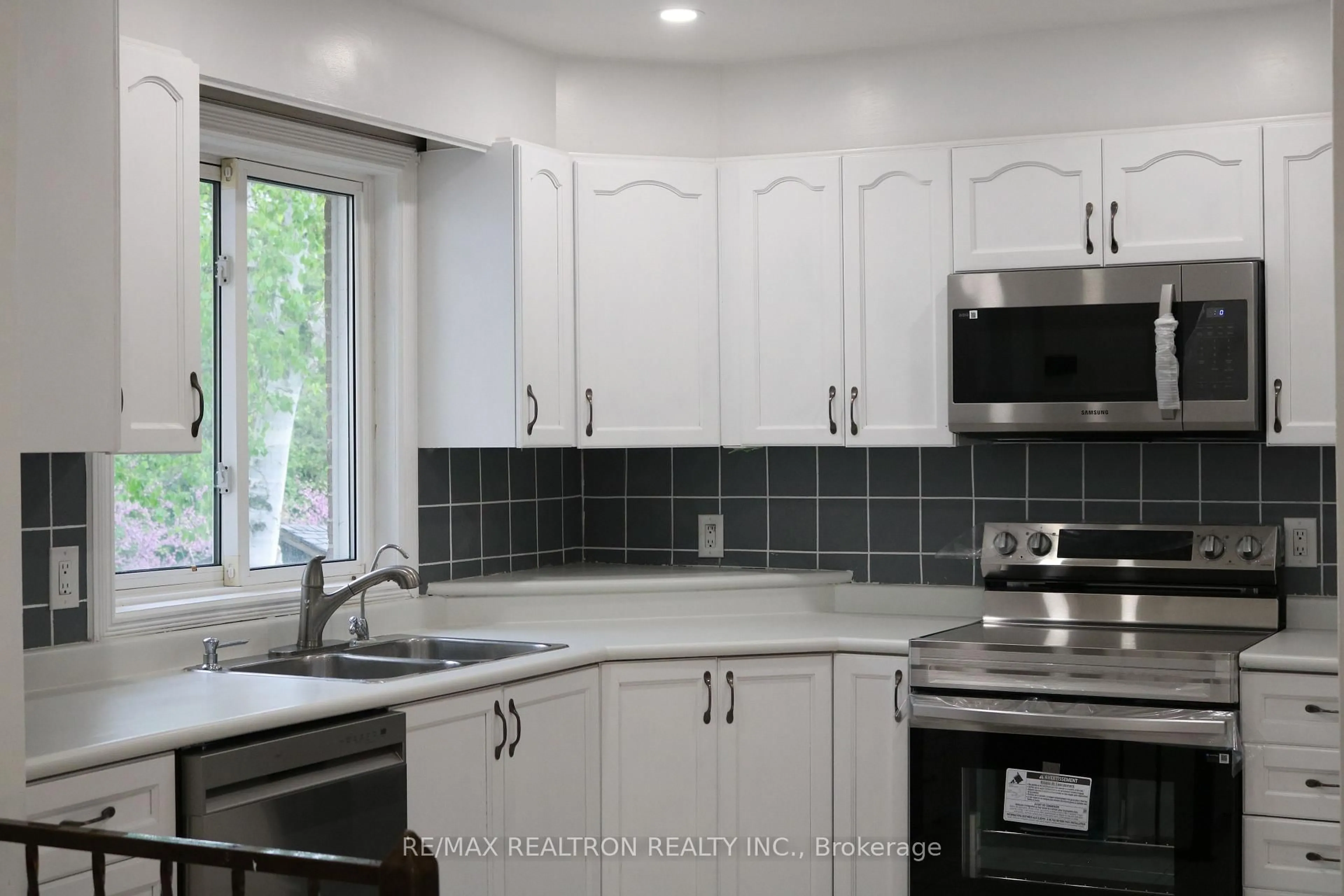 Standard kitchen, ceramic/tile floor for 105 Humber Cres, King Ontario L7B 1J3