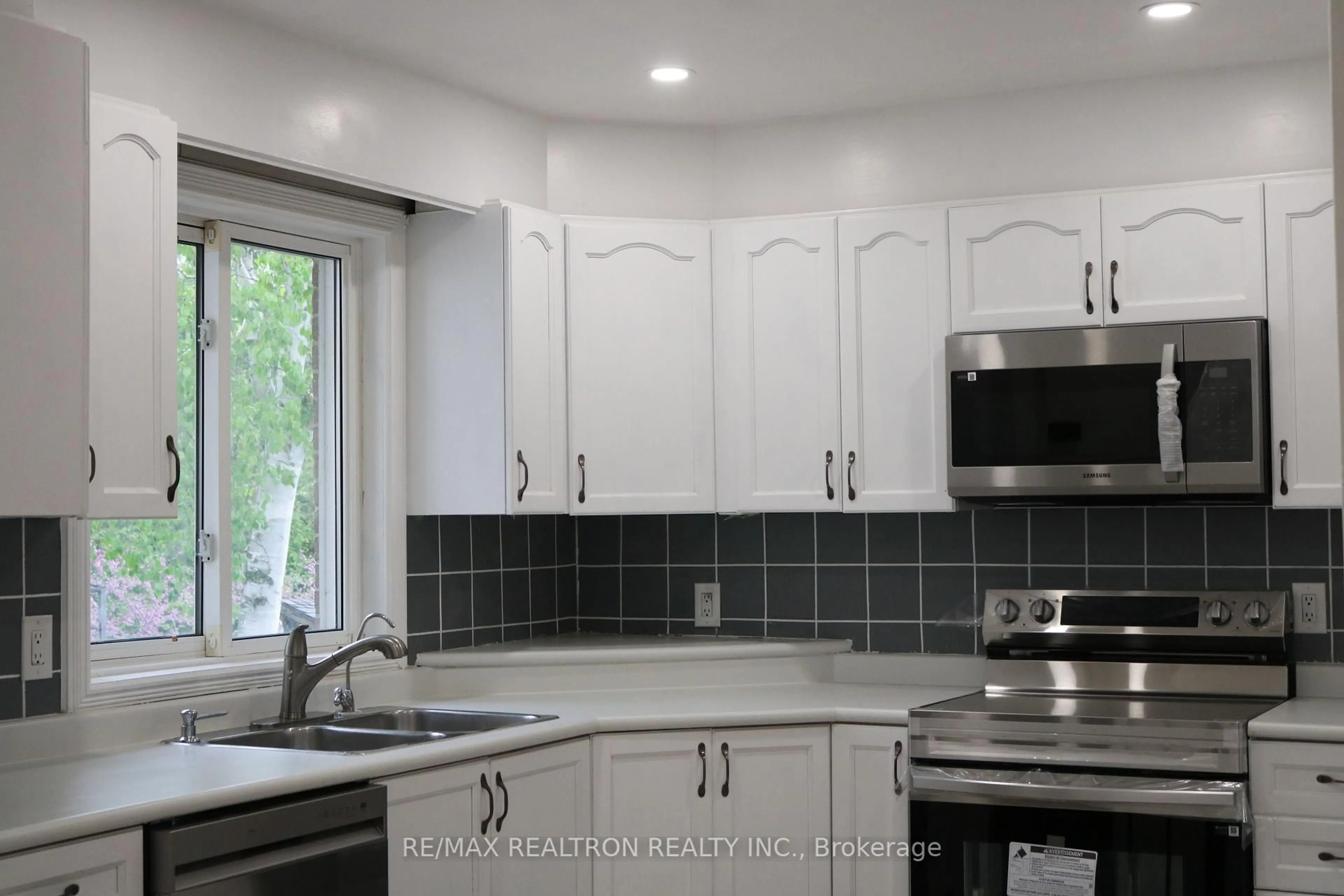 Unknown for 105 Humber Cres, King Ontario L7B 1J3