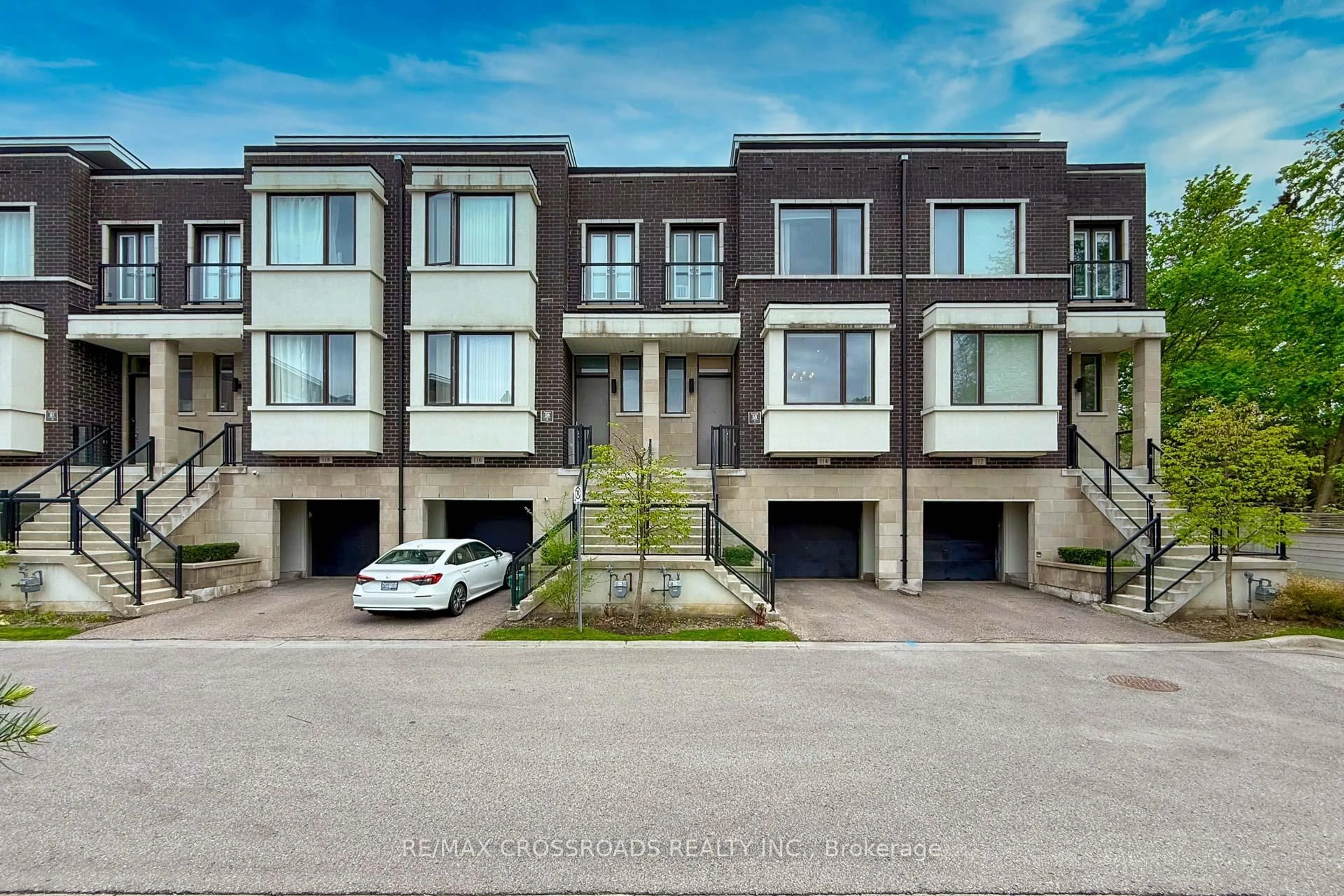 A pic from outside/outdoor area/front of a property/back of a property/a pic from drone, street for 114 Genuine Lane, Richmond Hill Ontario L4B 0E5