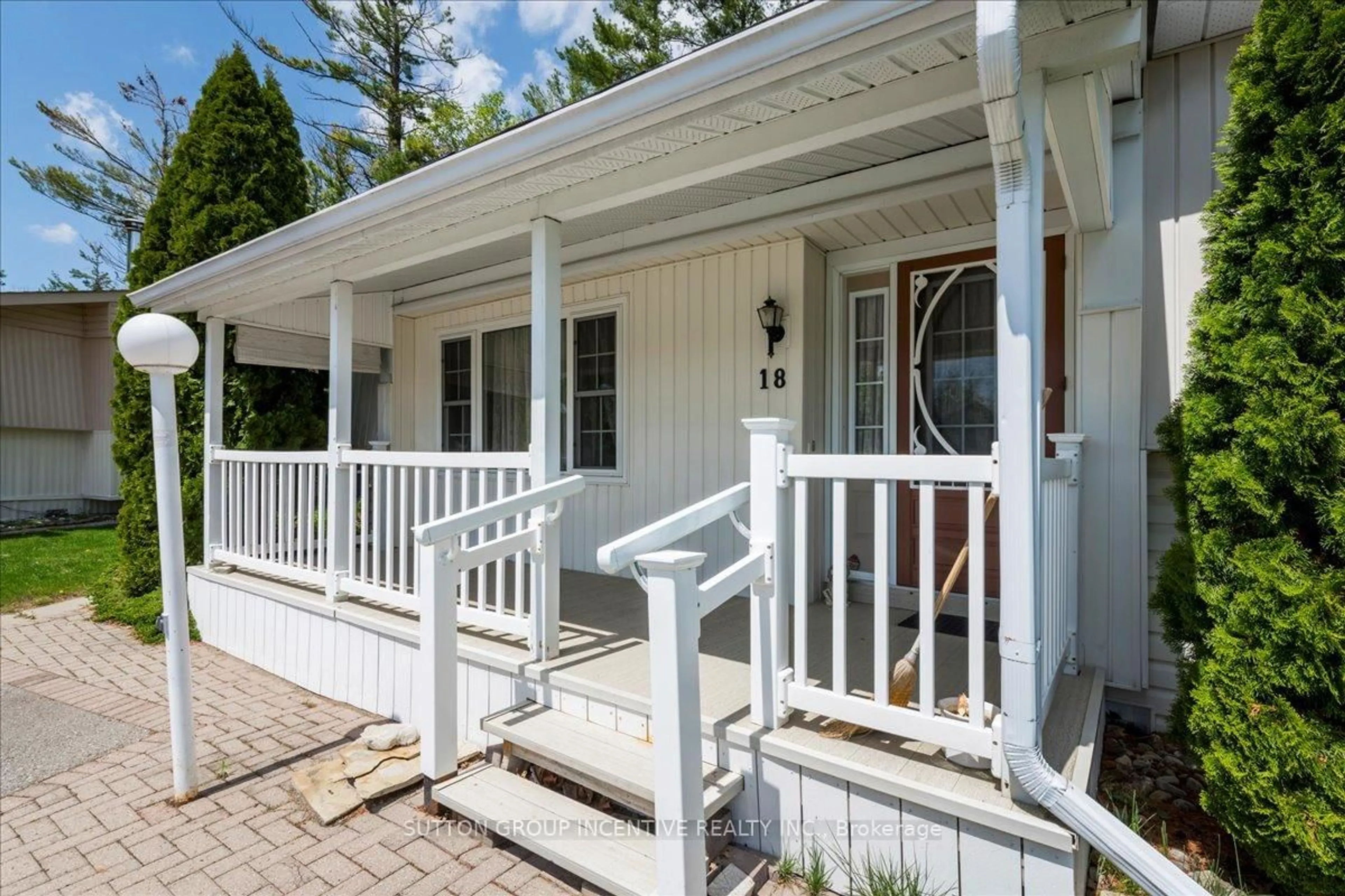Home with vinyl exterior material, street for 18 Riverview Circ, Innisfil Ontario L9S 1M2