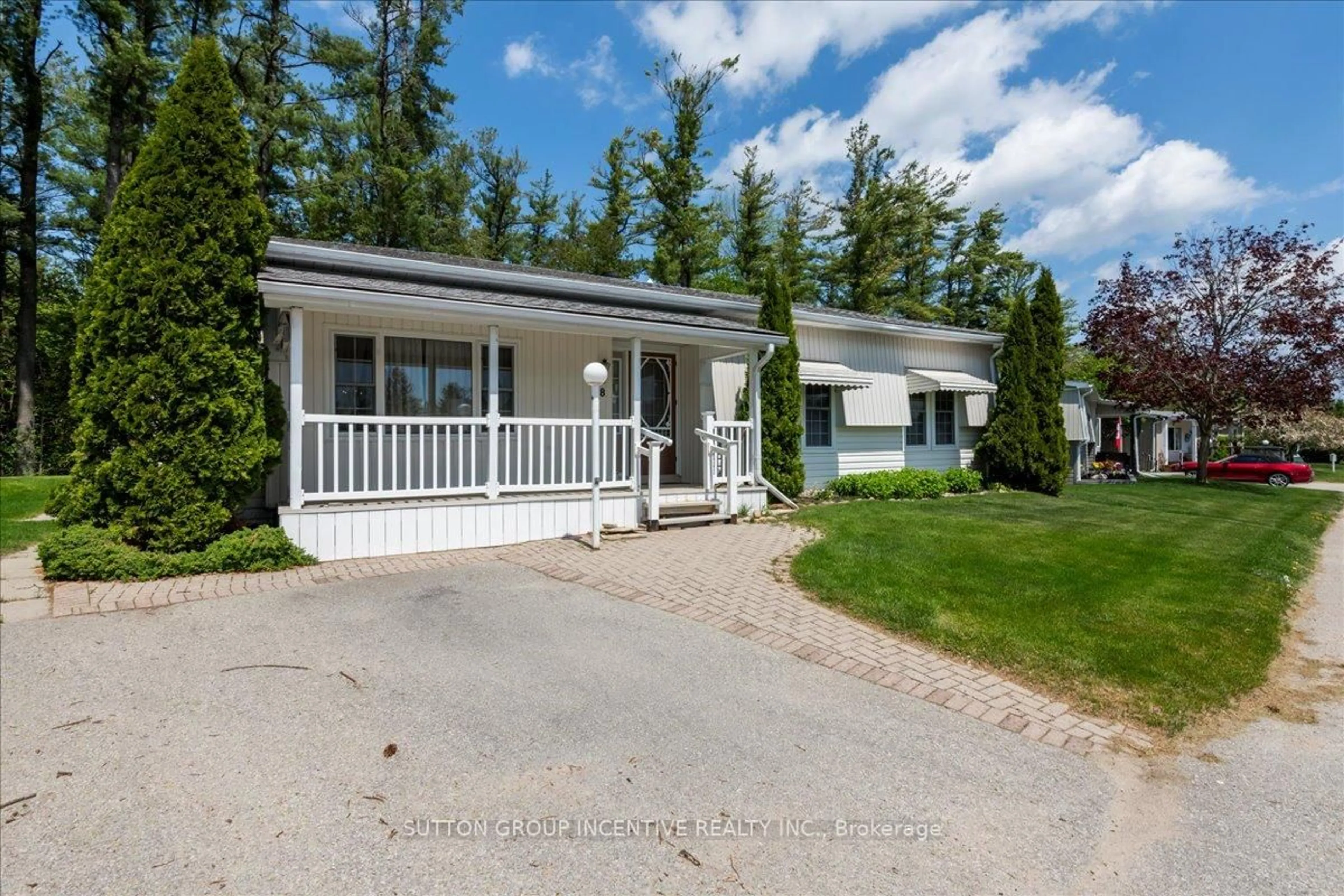 A pic from outside/outdoor area/front of a property/back of a property/a pic from drone, street for 18 Riverview Circ, Innisfil Ontario L9S 1M2