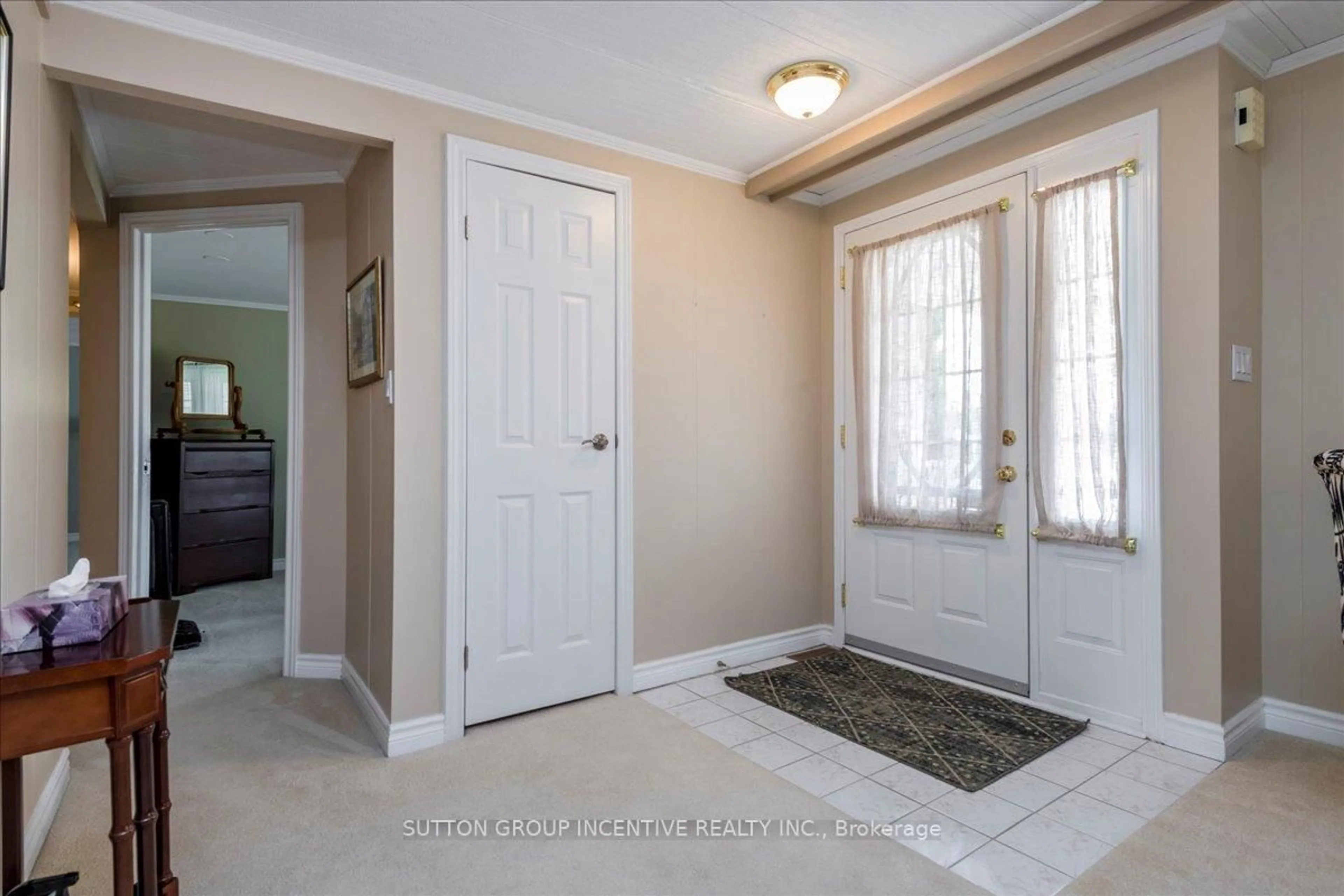 Indoor entryway for 18 Riverview Circ, Innisfil Ontario L9S 1M2