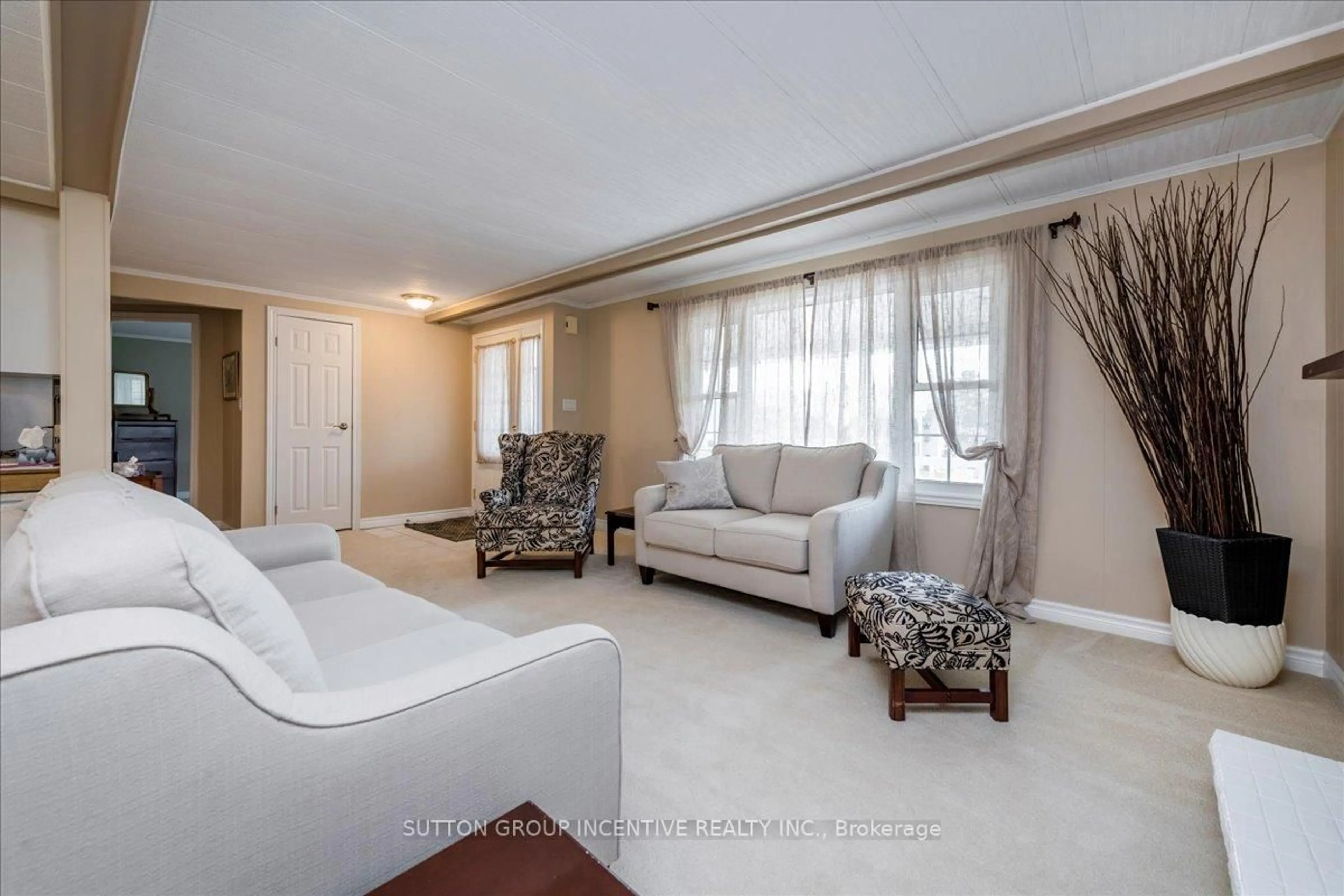 Living room with furniture, unknown for 18 Riverview Circ, Innisfil Ontario L9S 1M2