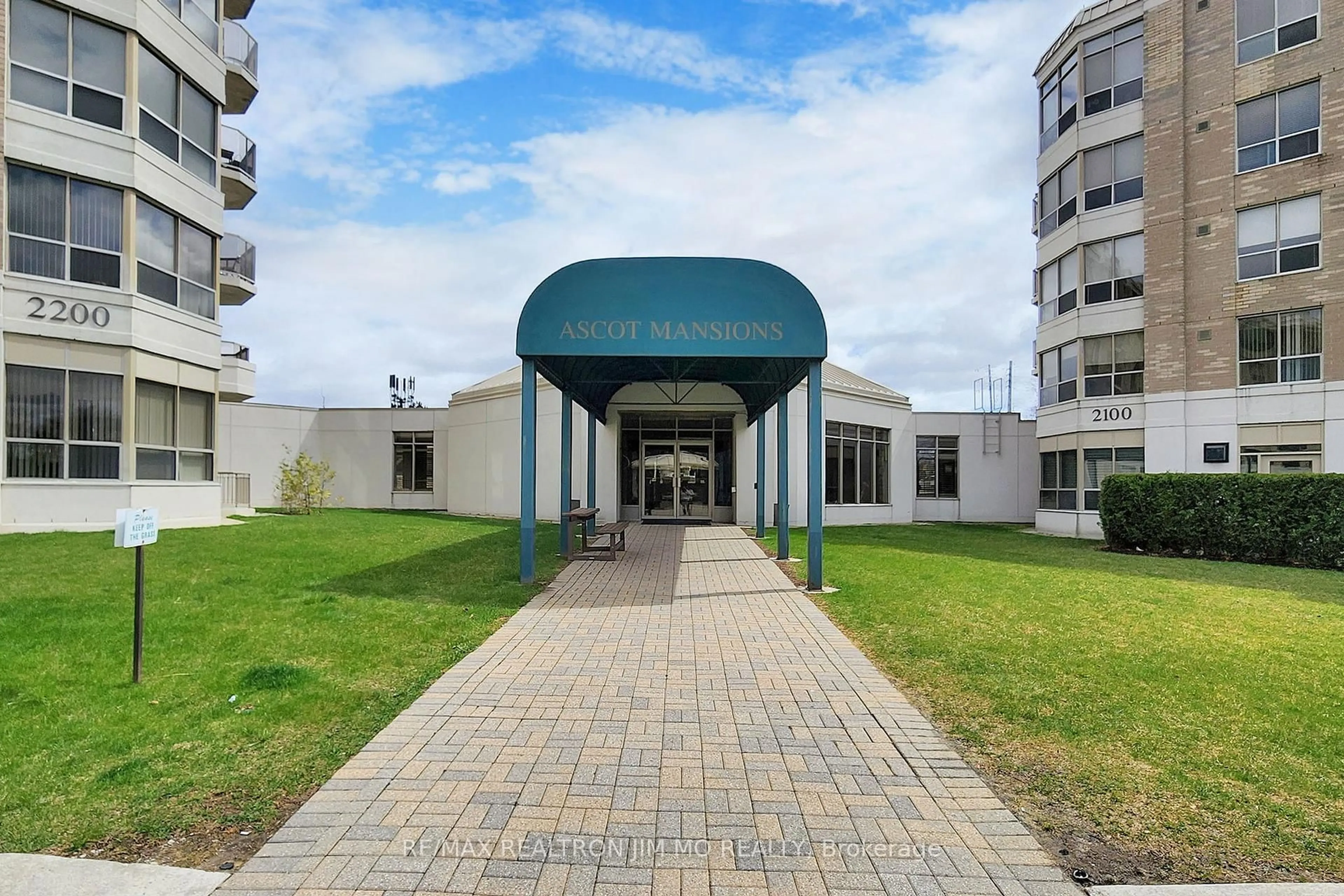 Indoor foyer for 2200 John St #307, Markham Ontario L3T 7S7