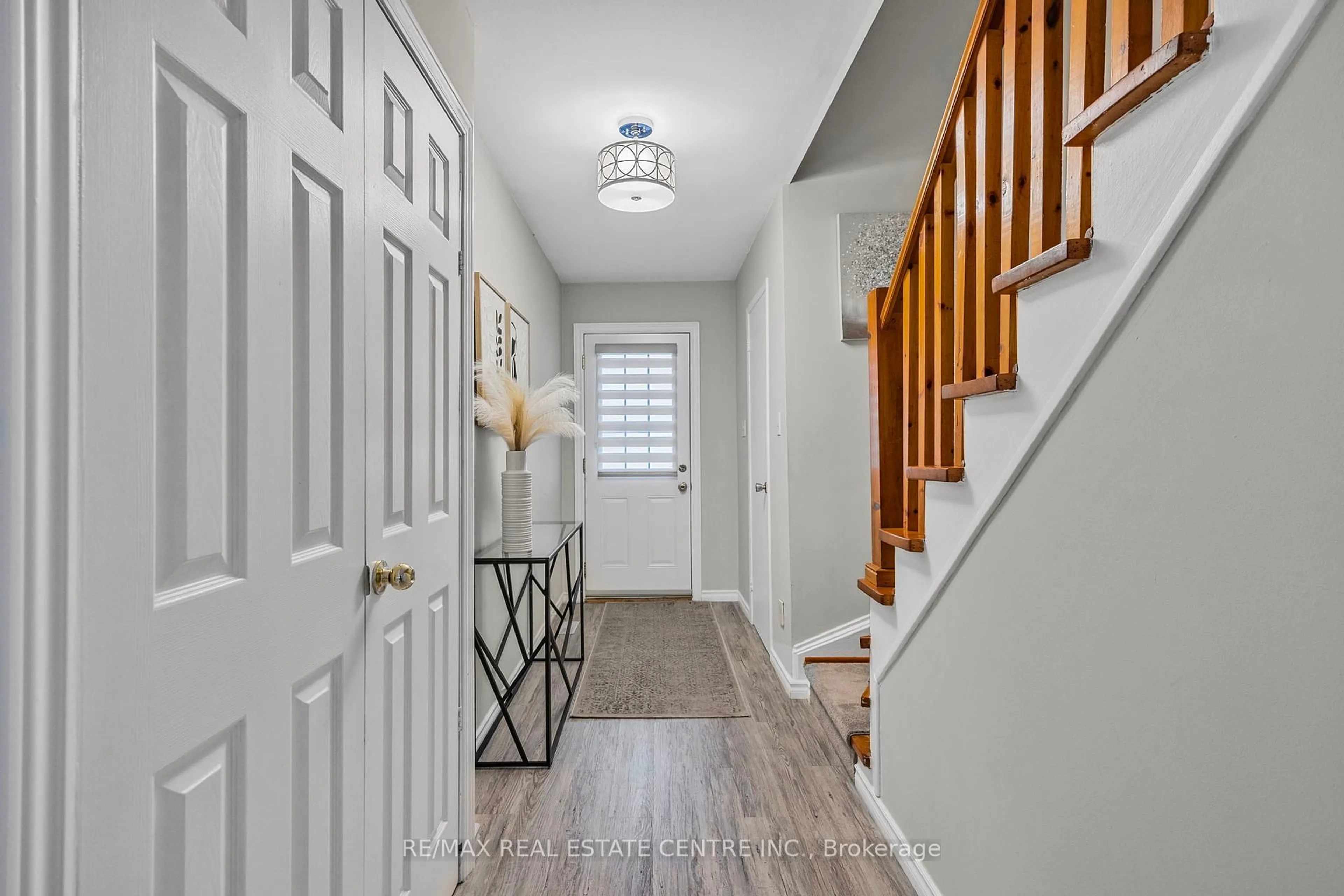 Indoor entryway for 246 Tupper Blvd ##32, New Tecumseth Ontario L9R 1A9