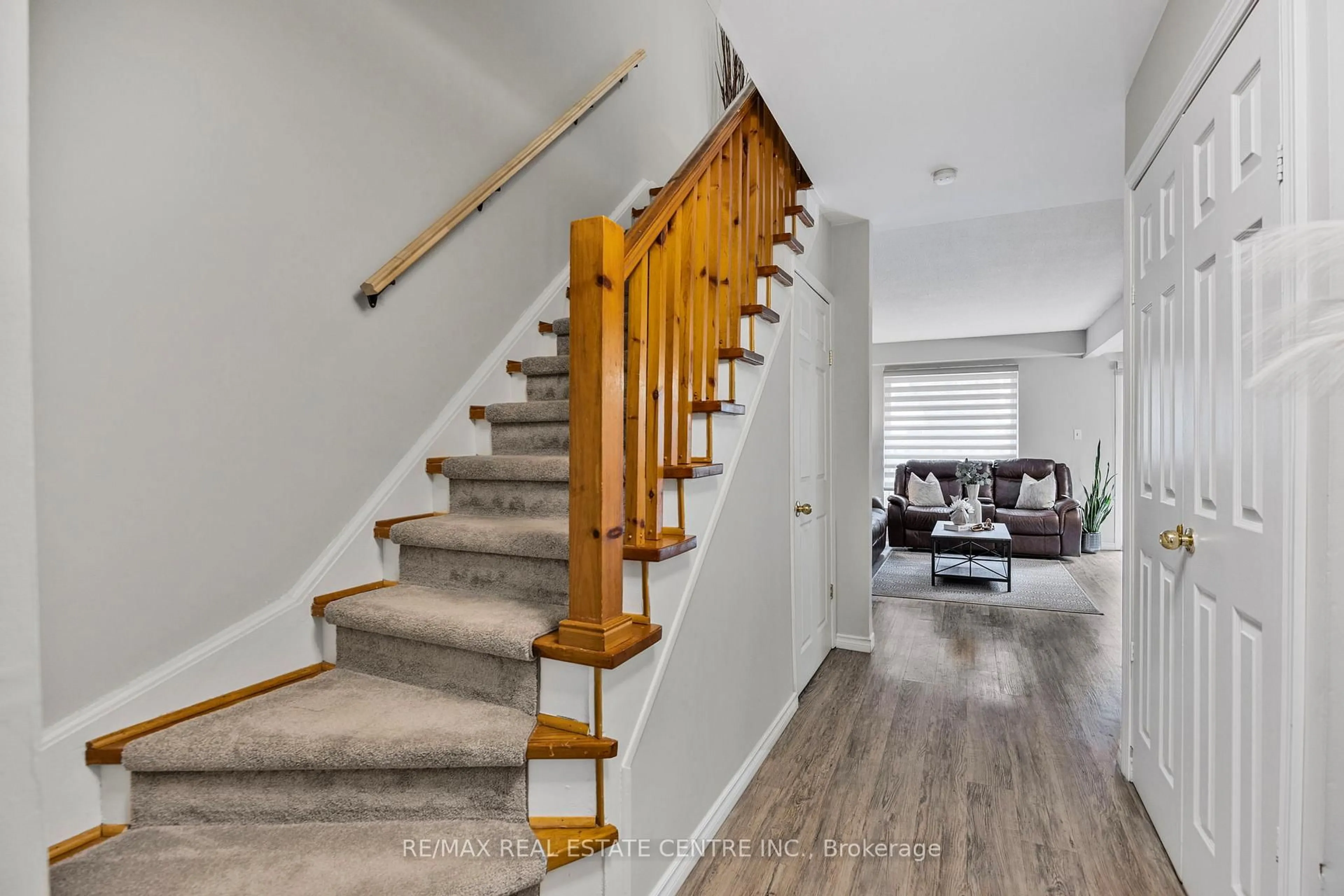 Stairs for 246 Tupper Blvd ##32, New Tecumseth Ontario L9R 1A9