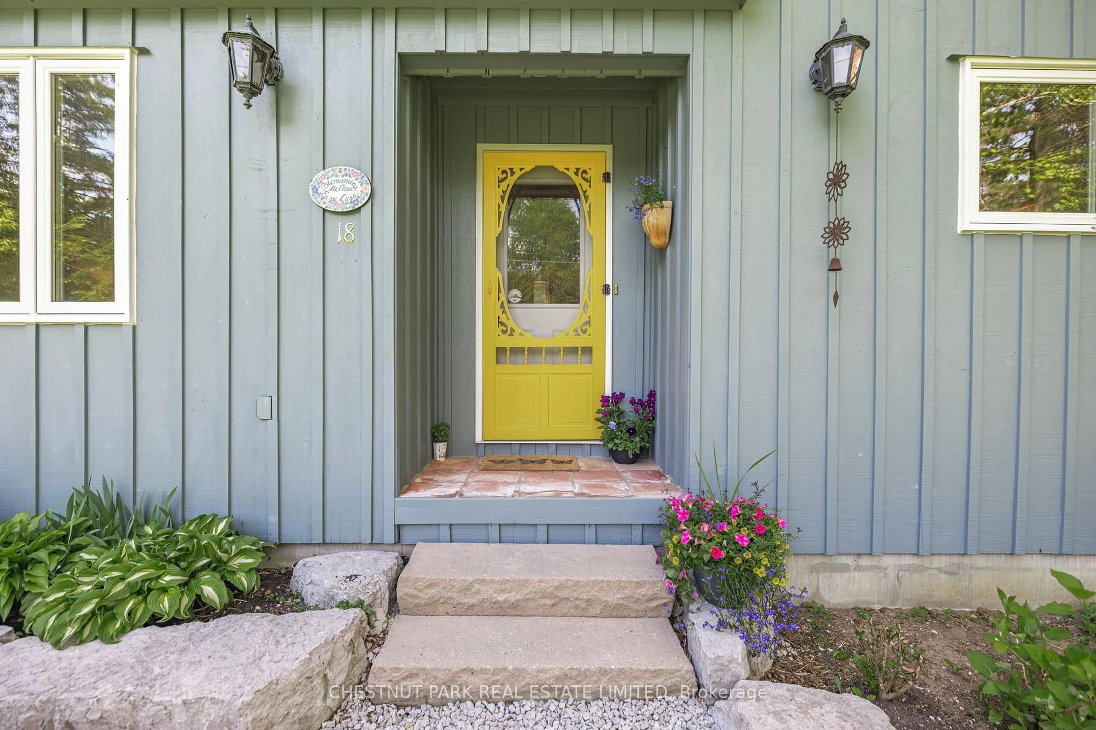Indoor entryway for 18 Minonen Rd, Georgina Ontario L0C 1L0