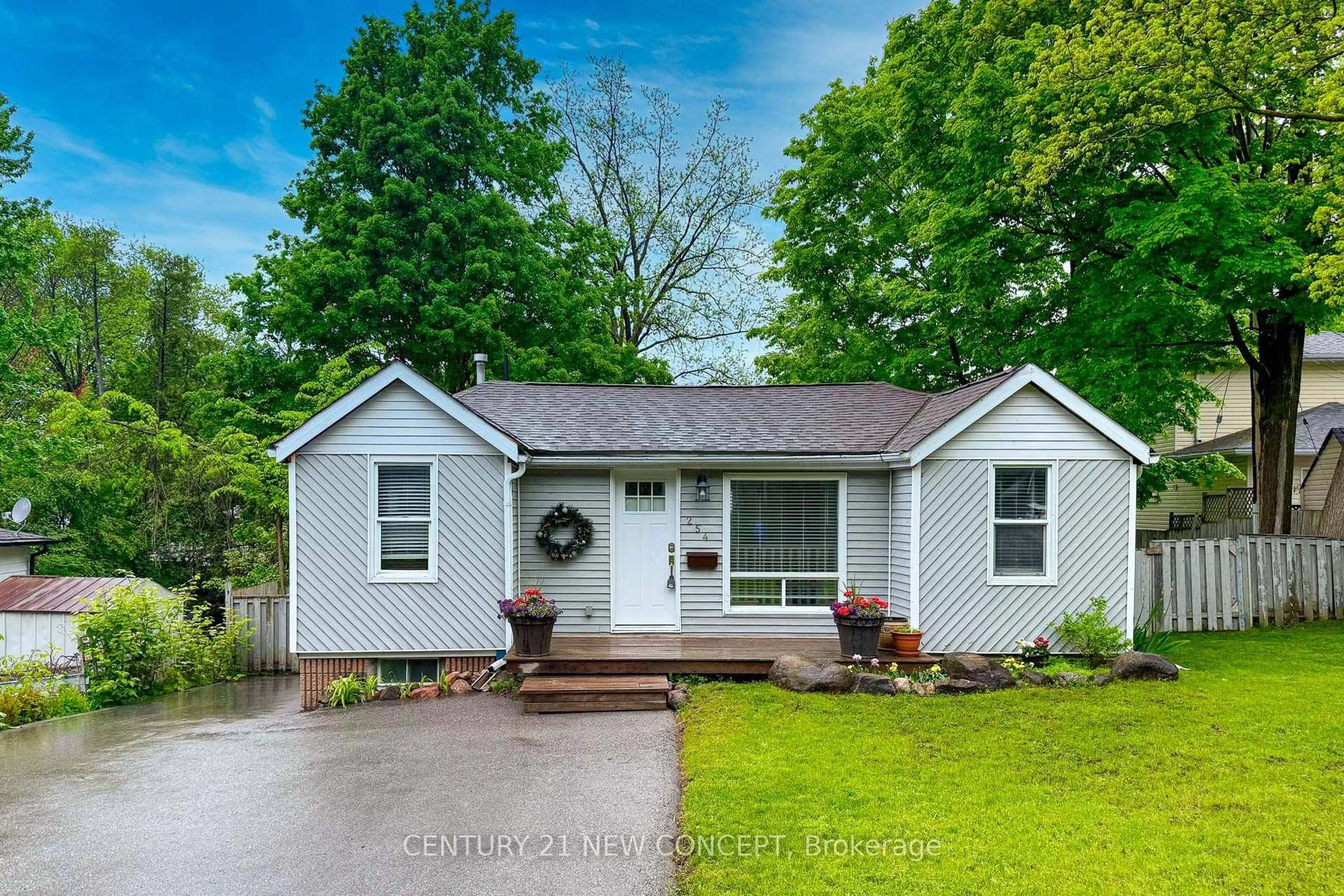 Home with vinyl exterior material, street for 254 Parkwood Ave, Georgina Ontario L4P 2X3