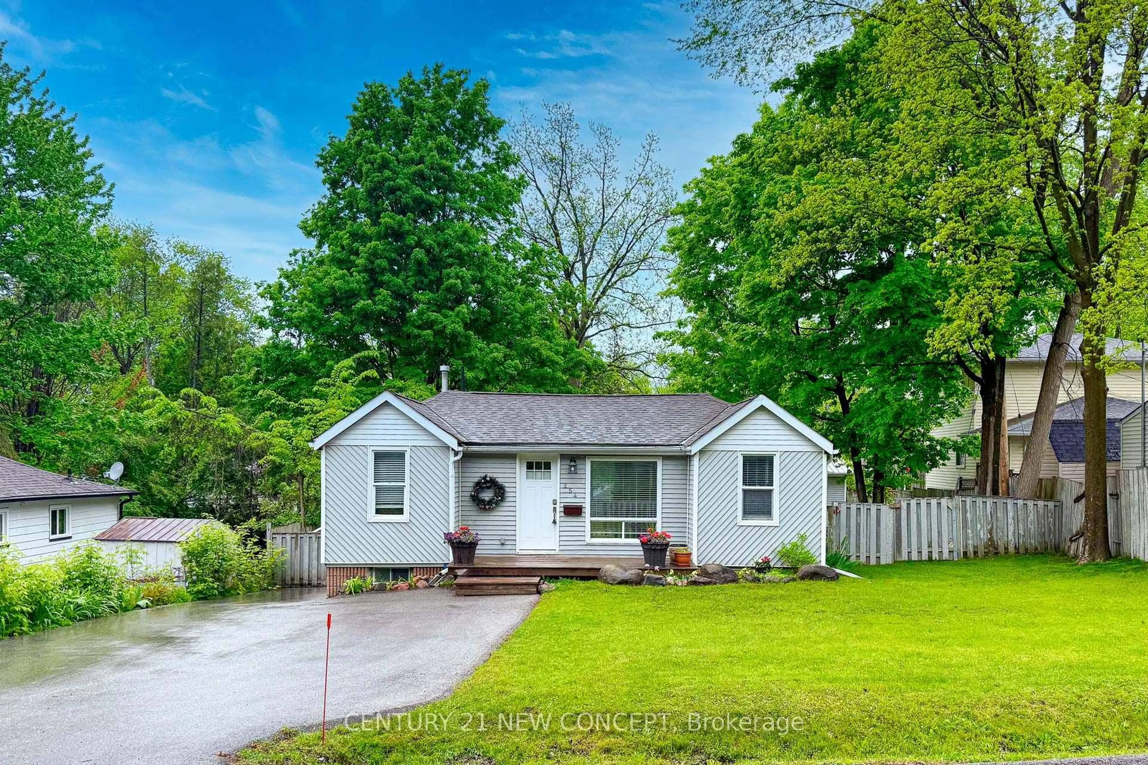 Home with vinyl exterior material, street for 254 Parkwood Ave, Georgina Ontario L4P 2X3