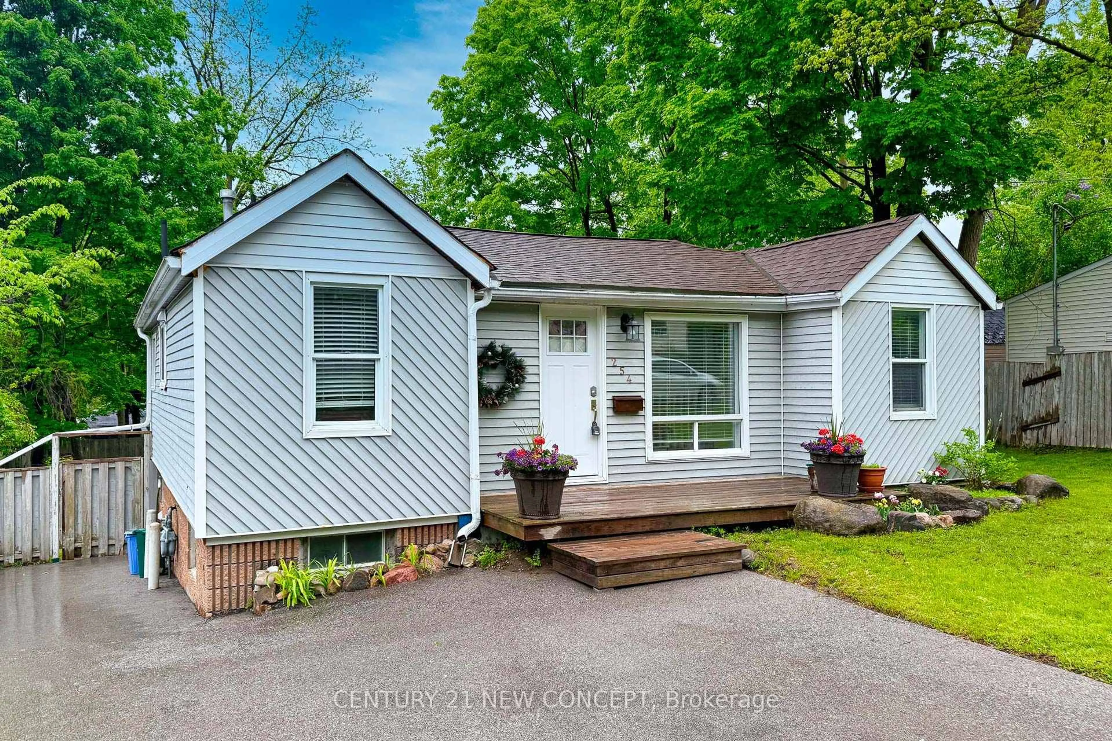 Home with vinyl exterior material, street for 254 Parkwood Ave, Georgina Ontario L4P 2X3