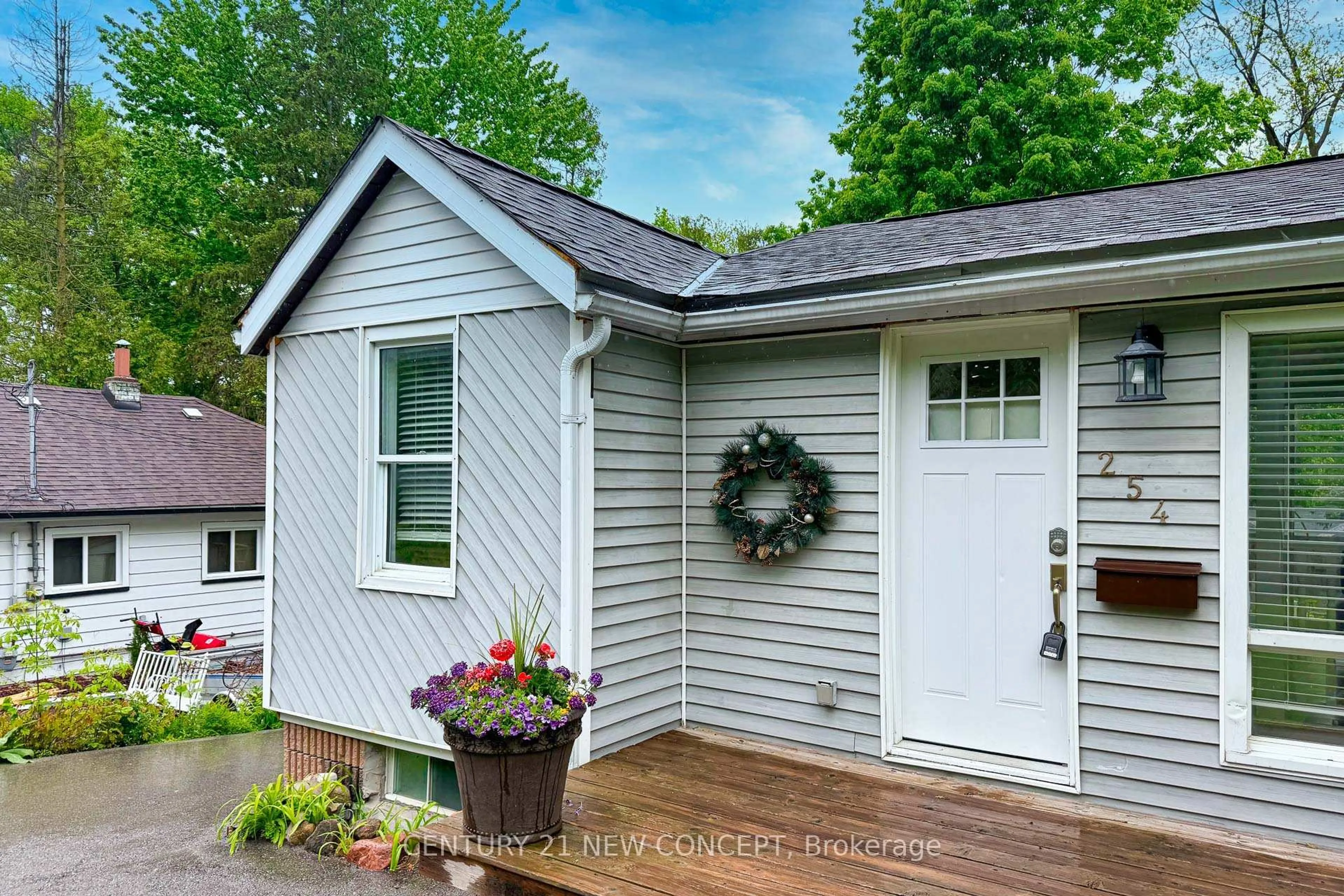Home with vinyl exterior material, street for 254 Parkwood Ave, Georgina Ontario L4P 2X3
