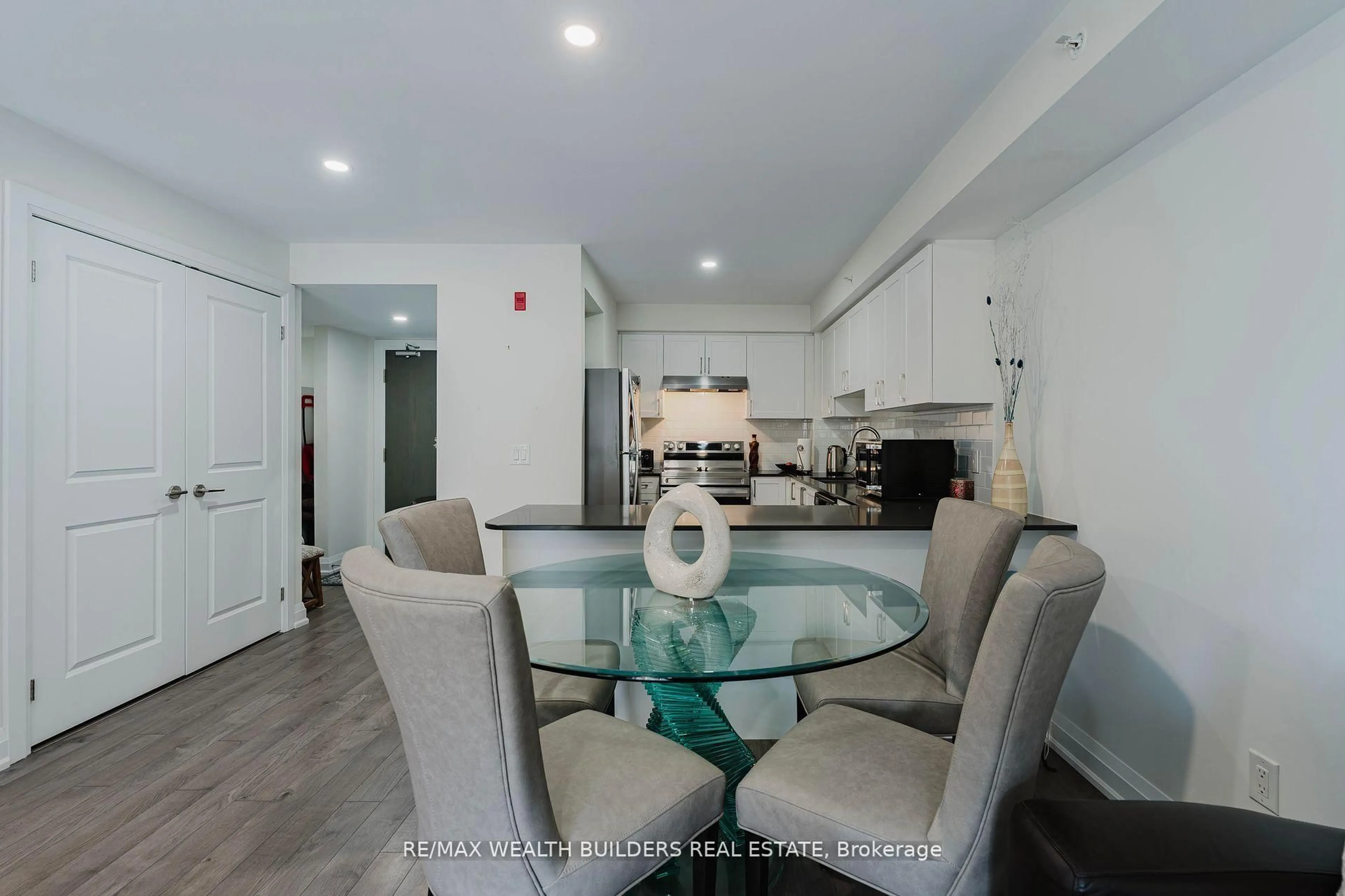 Open concept kitchen, unknown for 481 Rupert Ave #2216, Whitchurch-Stouffville Ontario L4A 1Y7