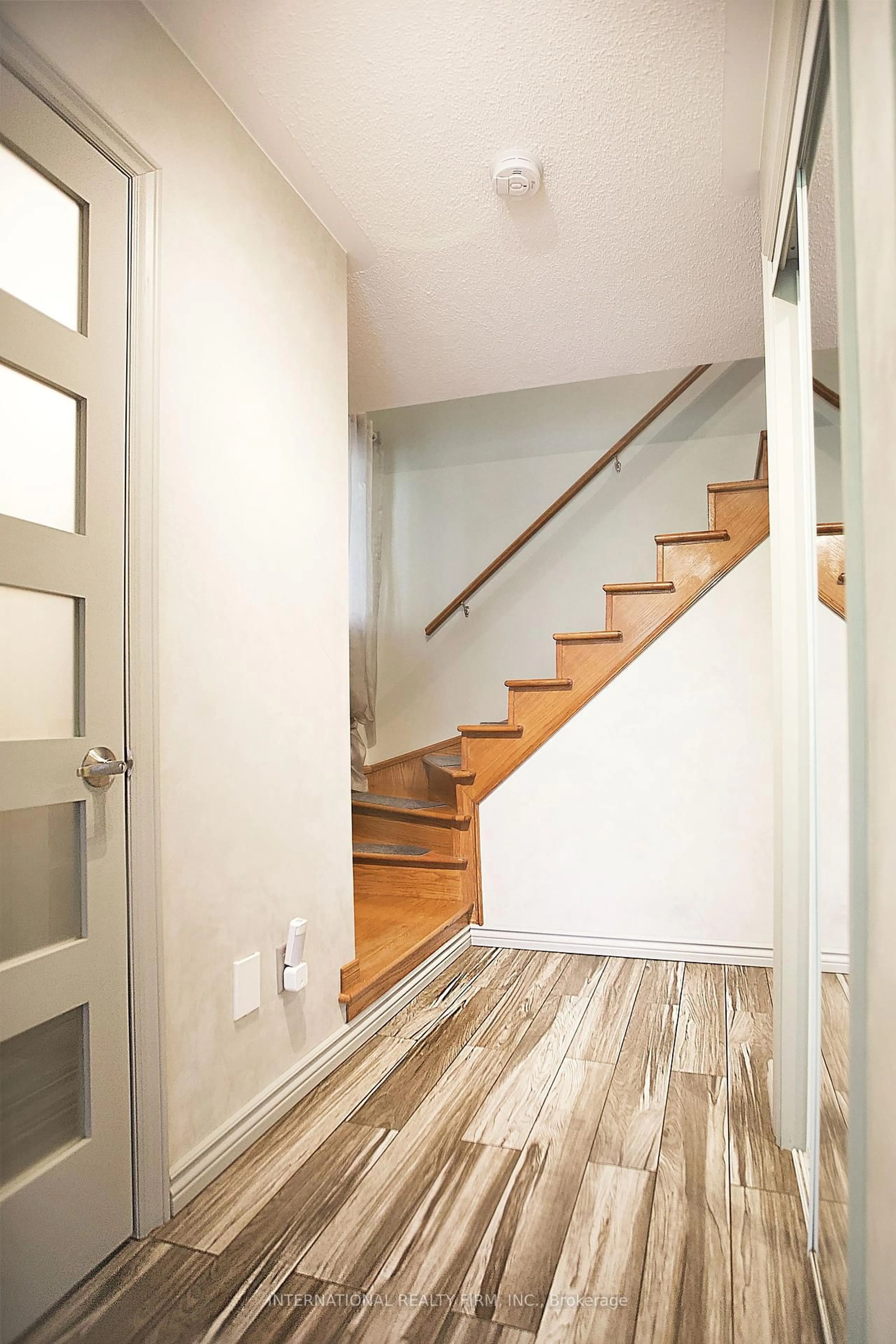 Indoor entryway for 3 Cape Breton Crt, Richmond Hill Ontario L4E 3W4
