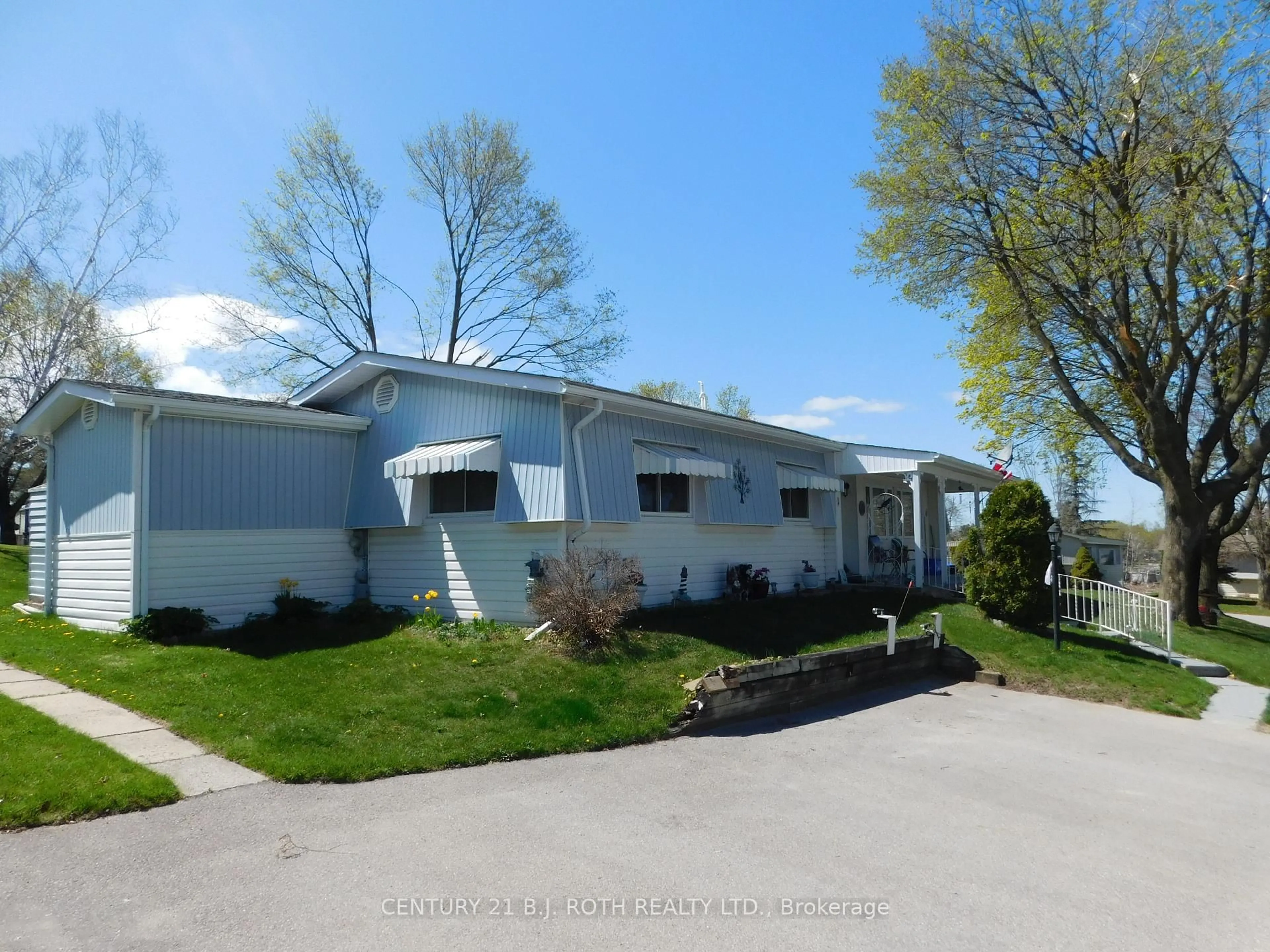 Home with vinyl exterior material, street for 2 Mimosa Dr, Innisfil Ontario L9S 1R2