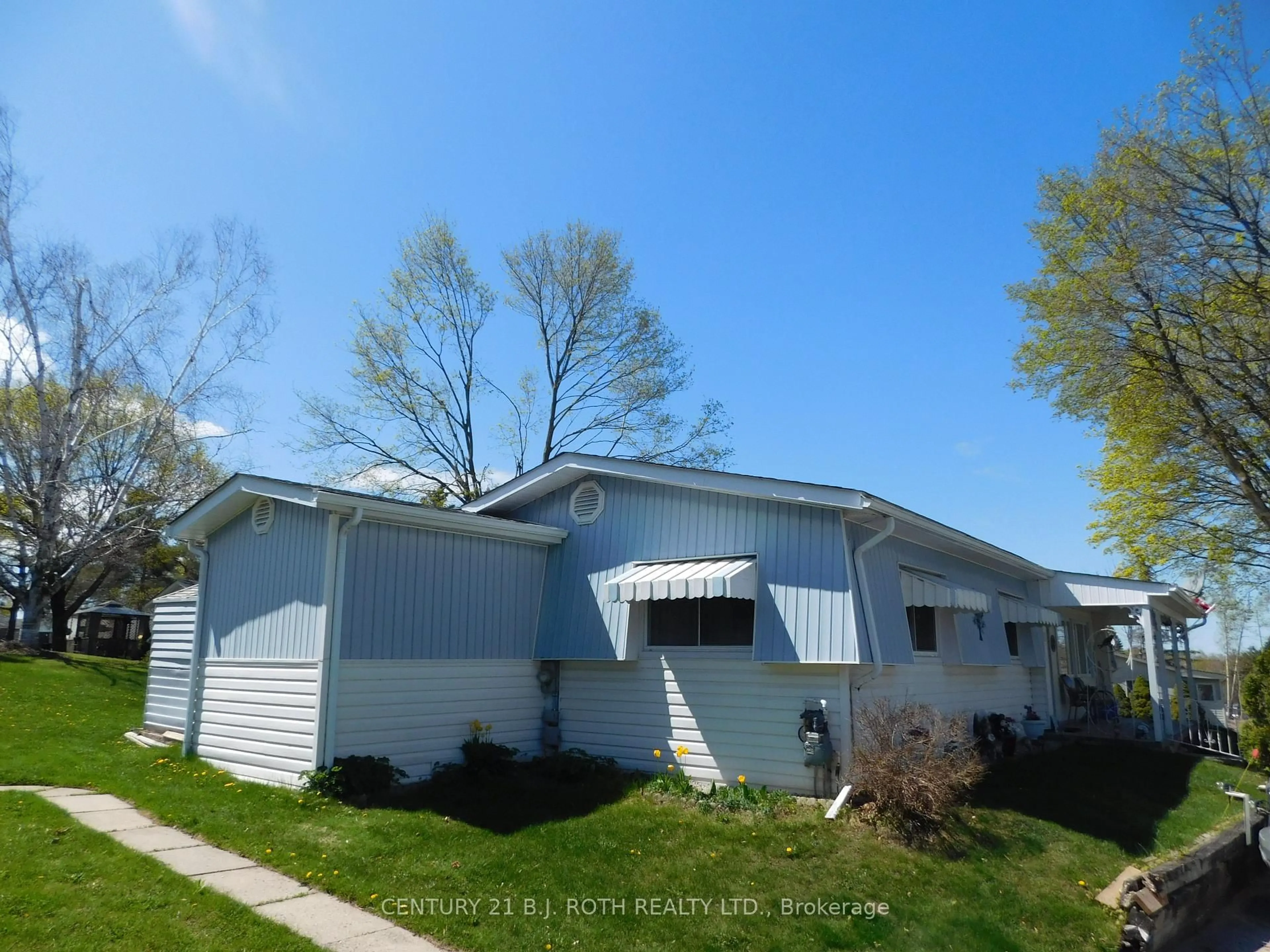 Home with vinyl exterior material, unknown for 2 Mimosa Dr, Innisfil Ontario L9S 1R2
