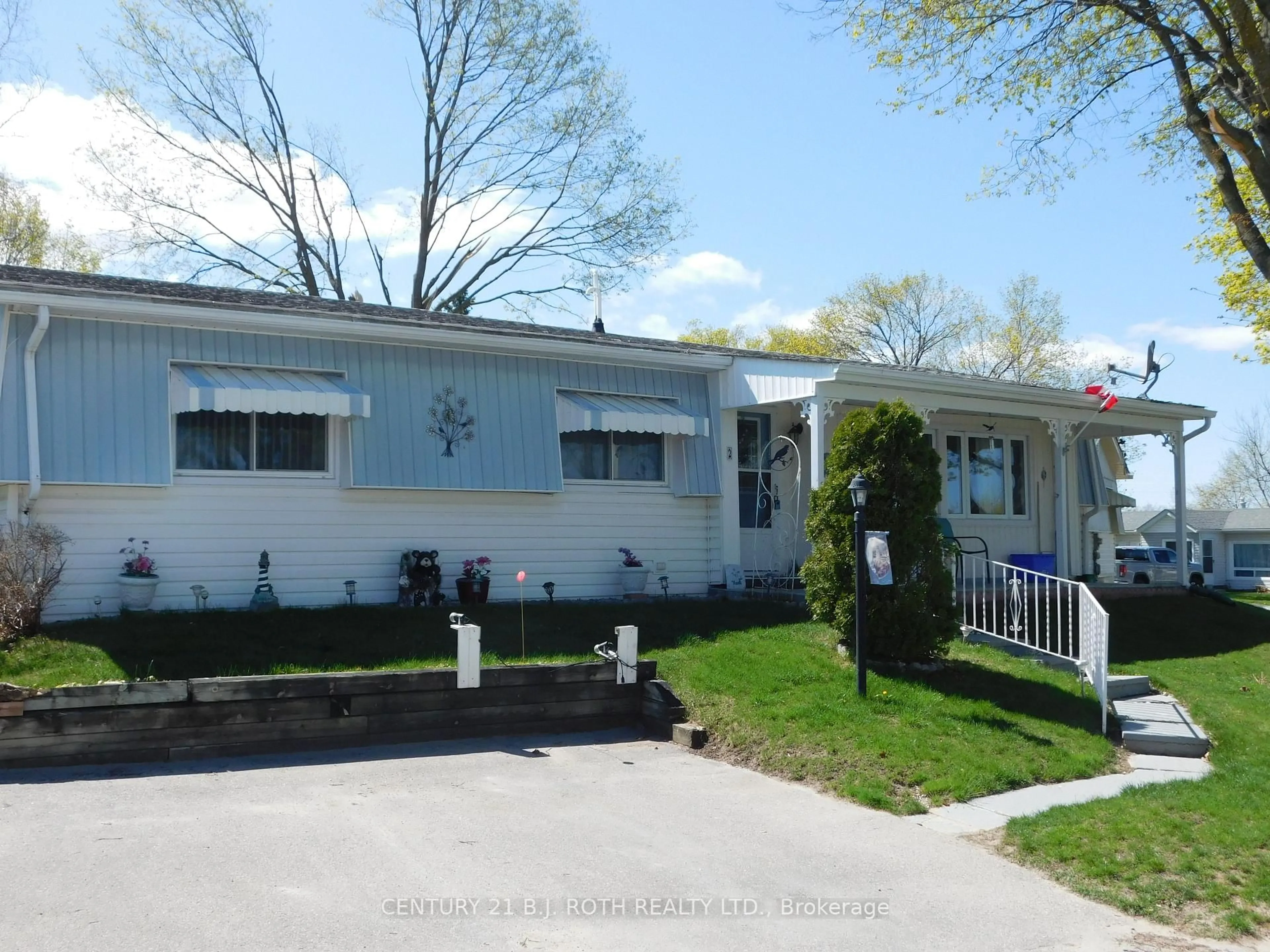 Home with vinyl exterior material, street for 2 Mimosa Dr, Innisfil Ontario L9S 1R2