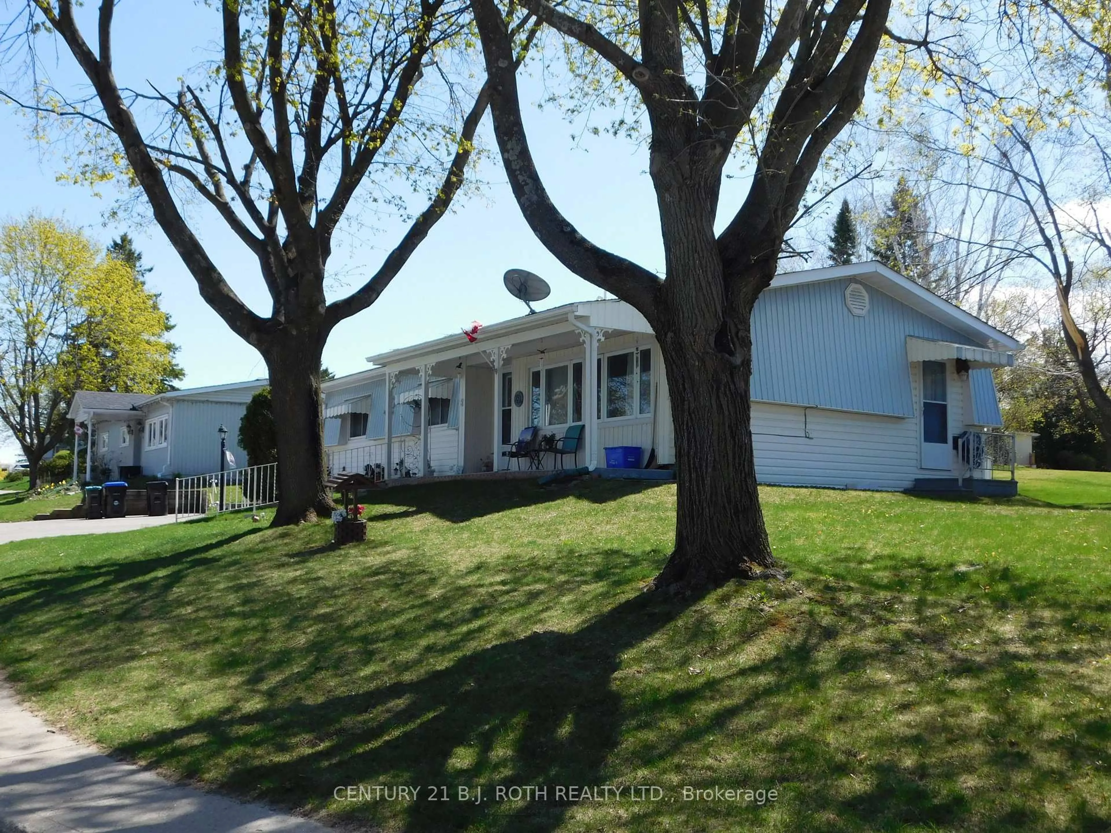 Home with vinyl exterior material, street for 2 Mimosa Dr, Innisfil Ontario L9S 1R2